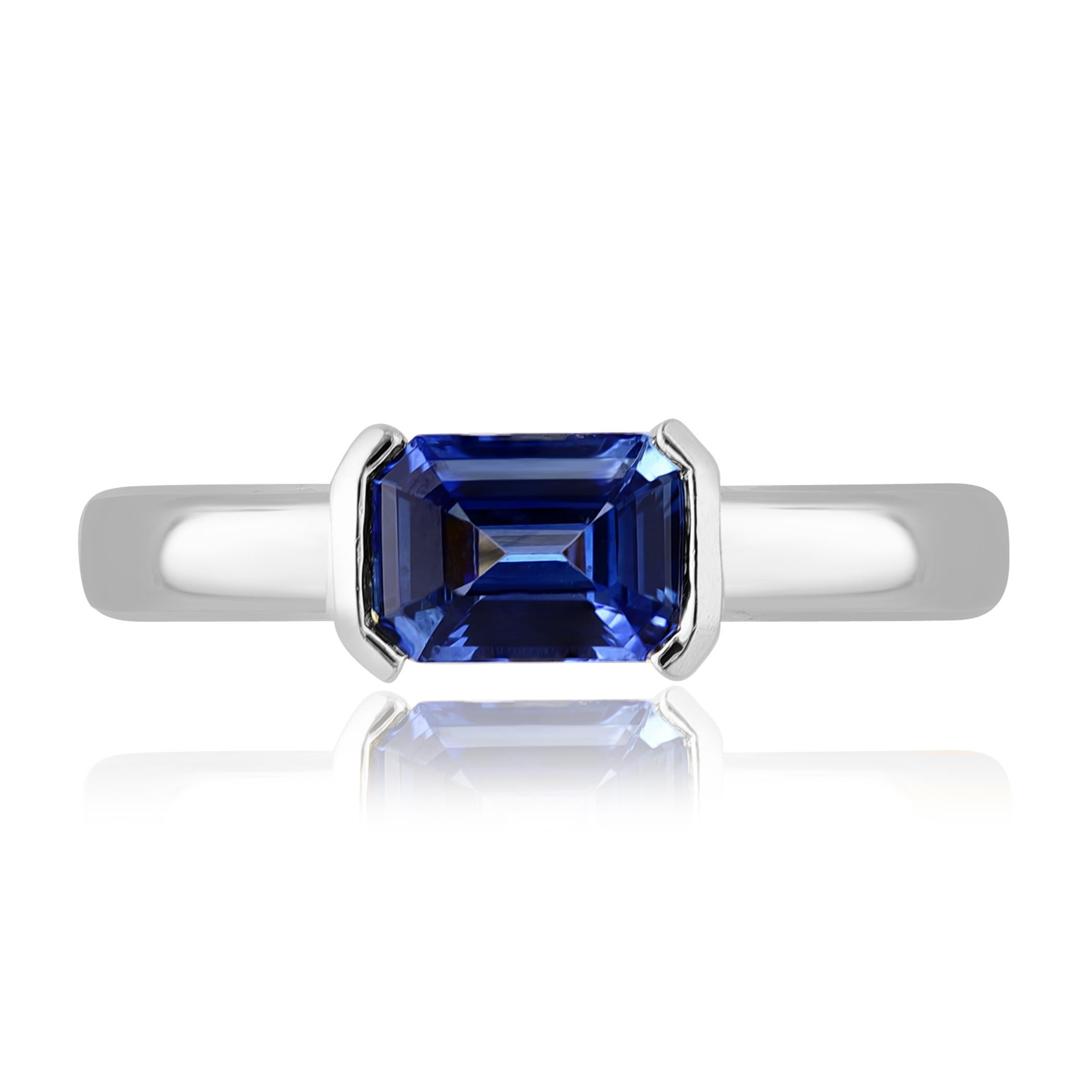 Moderne Bague jonc en or blanc 14 carats avec saphir bleu taille meraude de 1,06 carat en vente