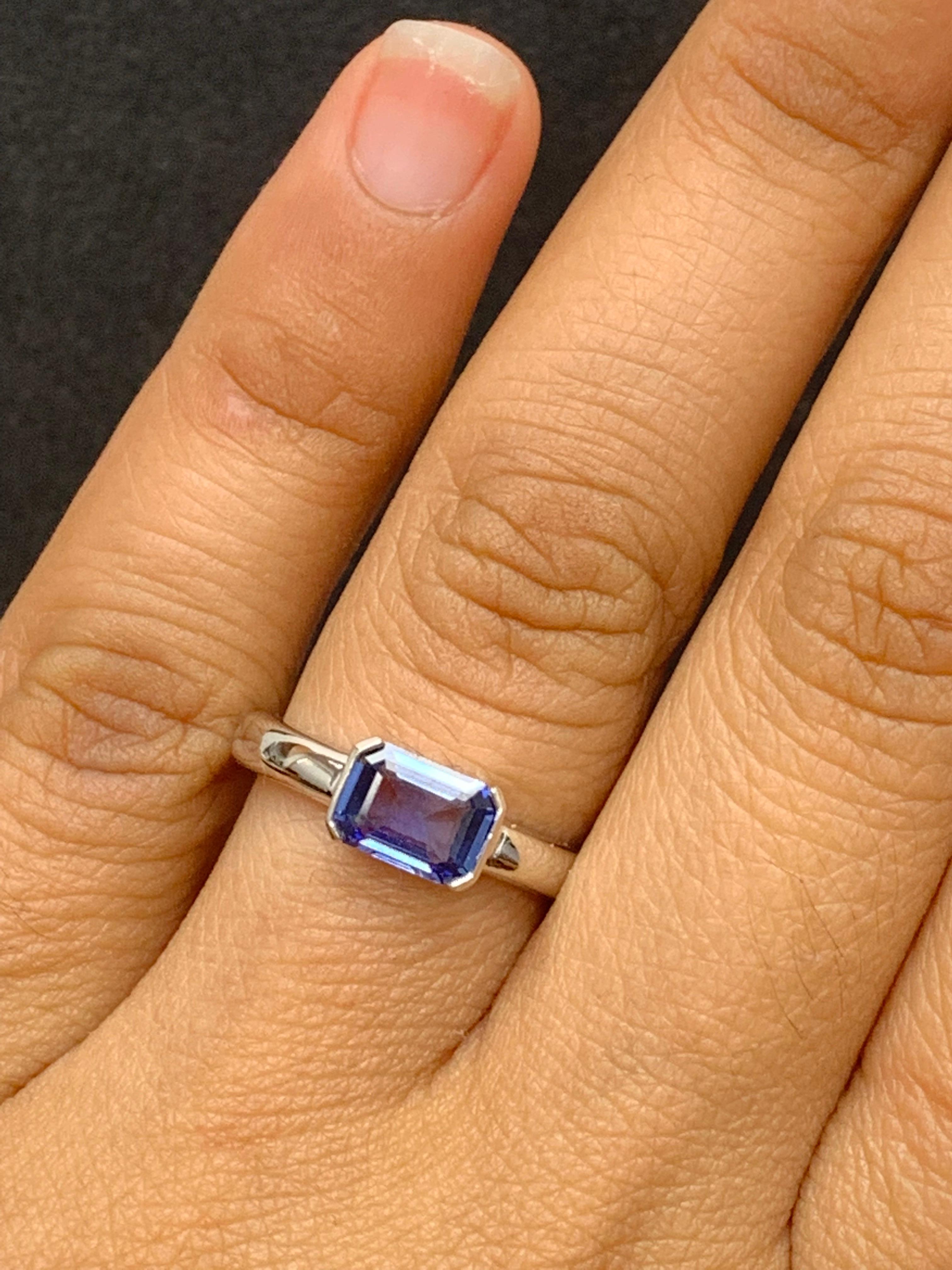 Bague jonc en or blanc 14 carats avec saphir bleu taille meraude de 1,06 carat Neuf - En vente à NEW YORK, NY