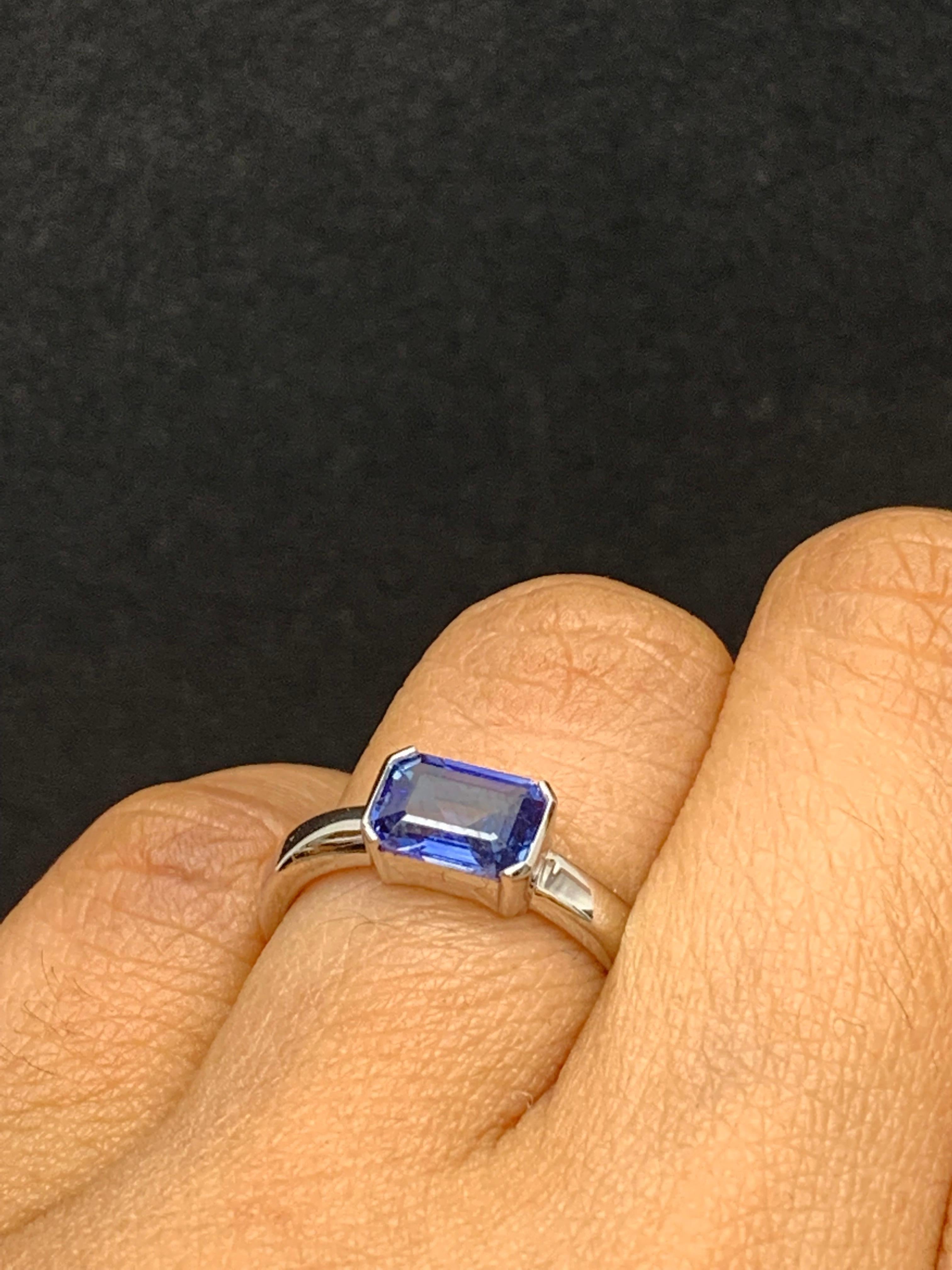 Bague jonc en or blanc 14 carats avec saphir bleu taille meraude de 1,06 carat Pour femmes en vente