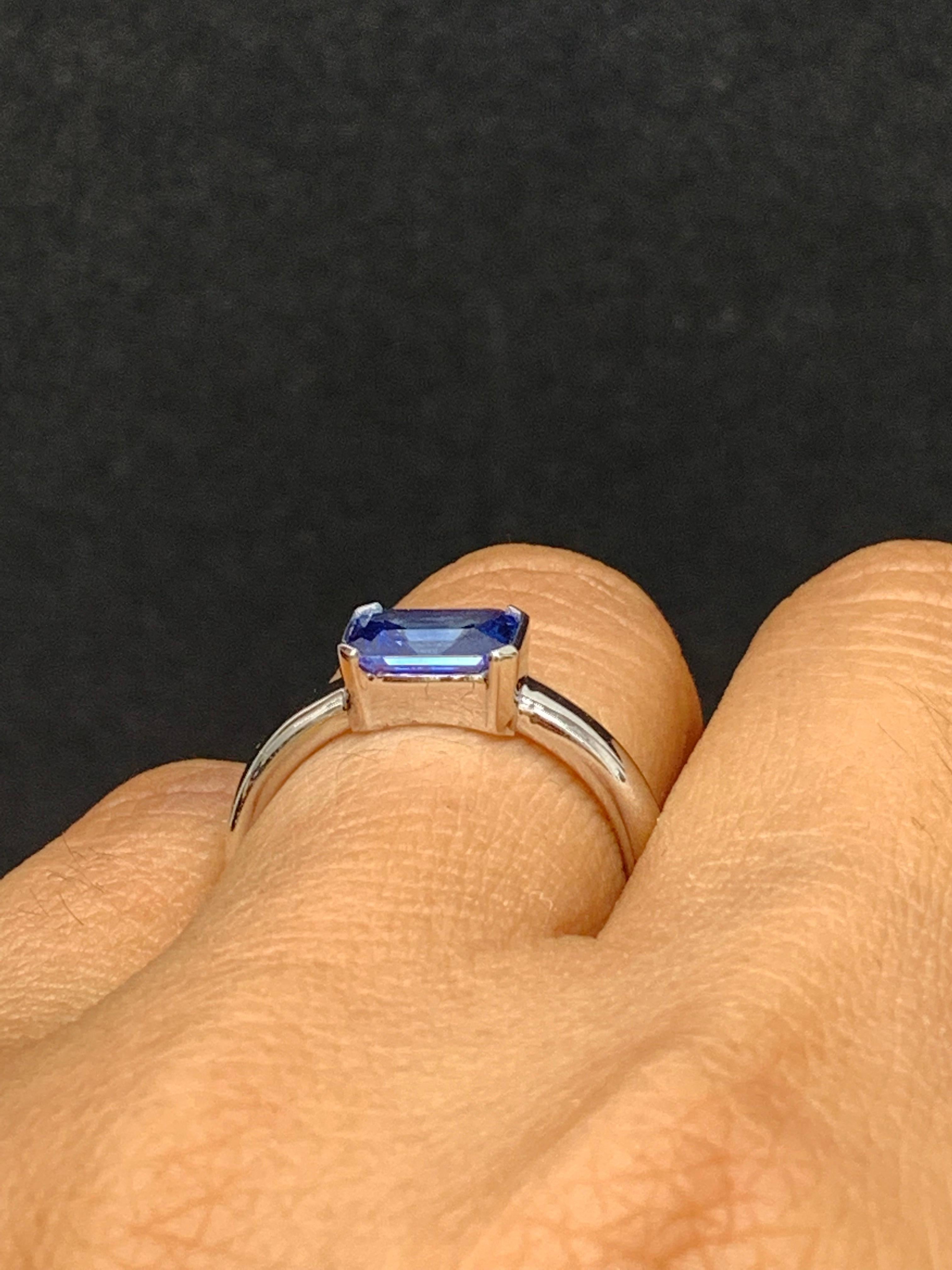 Bague jonc en or blanc 14 carats avec saphir bleu taille meraude de 1,06 carat en vente 1