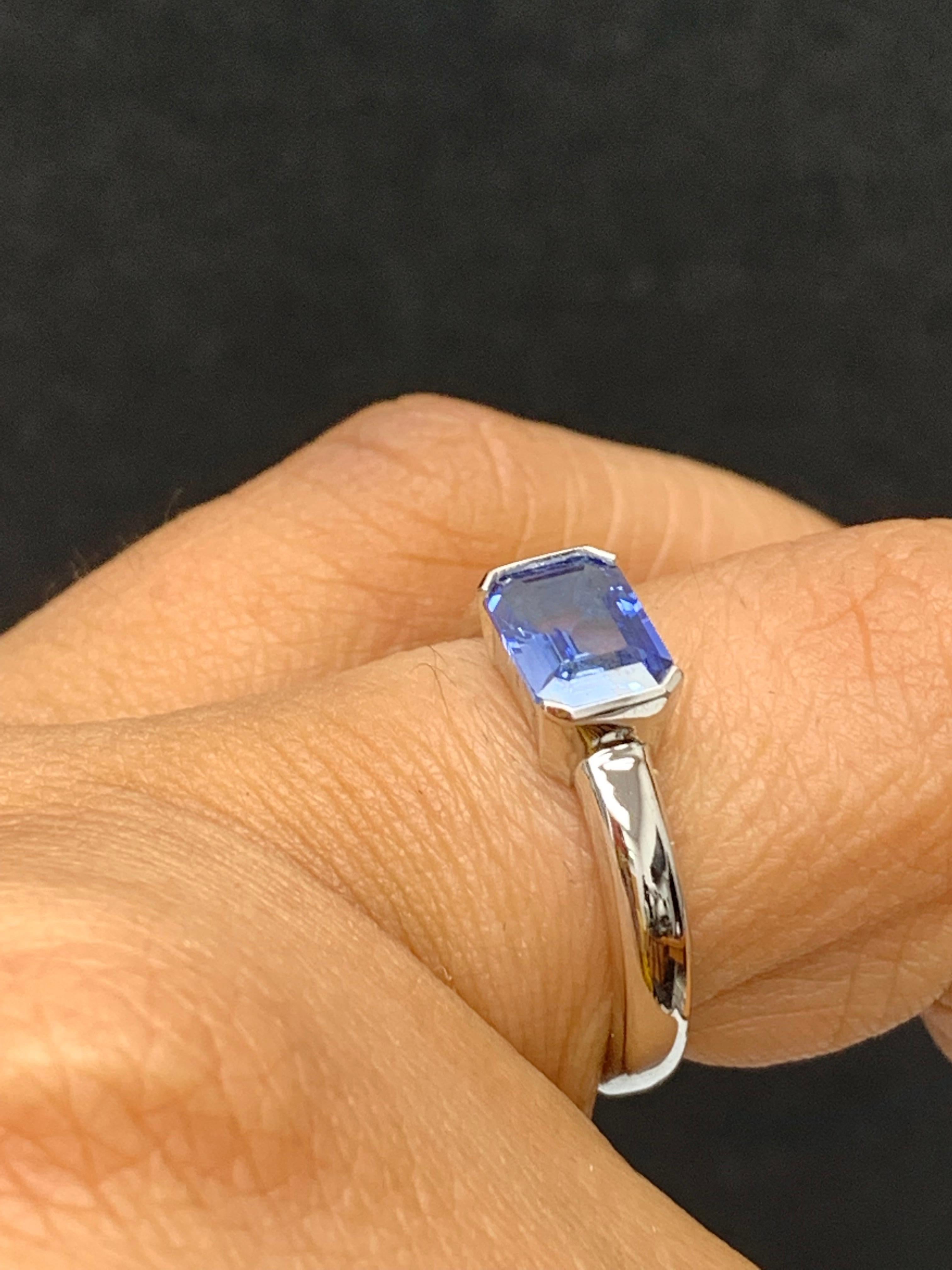 Bague jonc en or blanc 14 carats avec saphir bleu taille meraude de 1,06 carat en vente 2