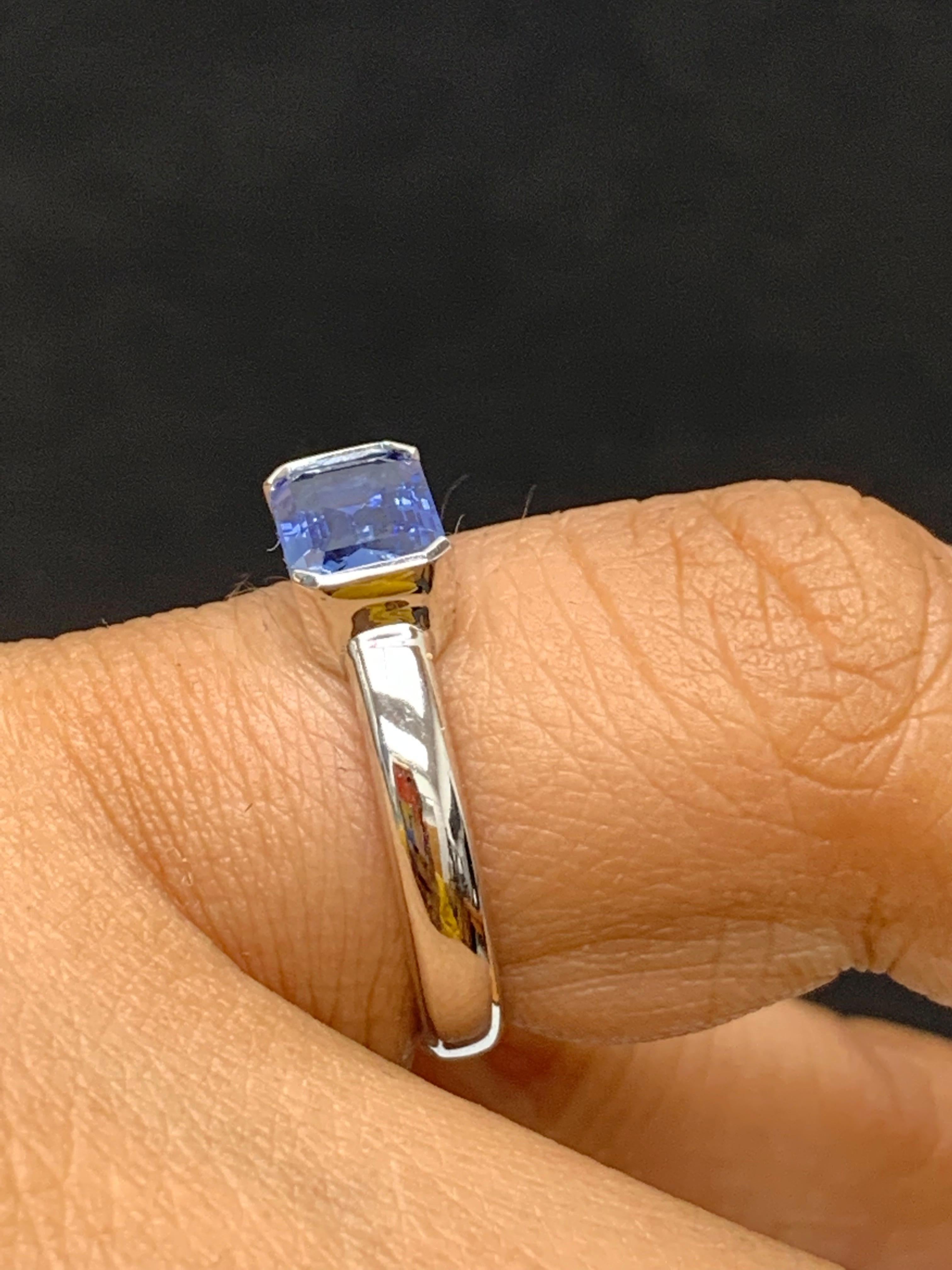Bague jonc en or blanc 14 carats avec saphir bleu taille meraude de 1,06 carat en vente 3