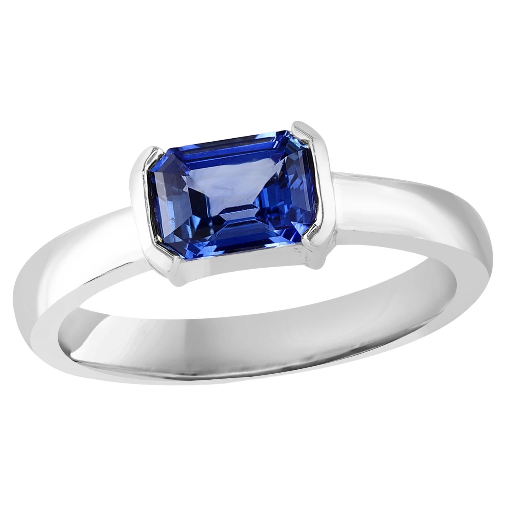 Bague jonc en or blanc 14 carats avec saphir bleu taille meraude de 1,06 carat