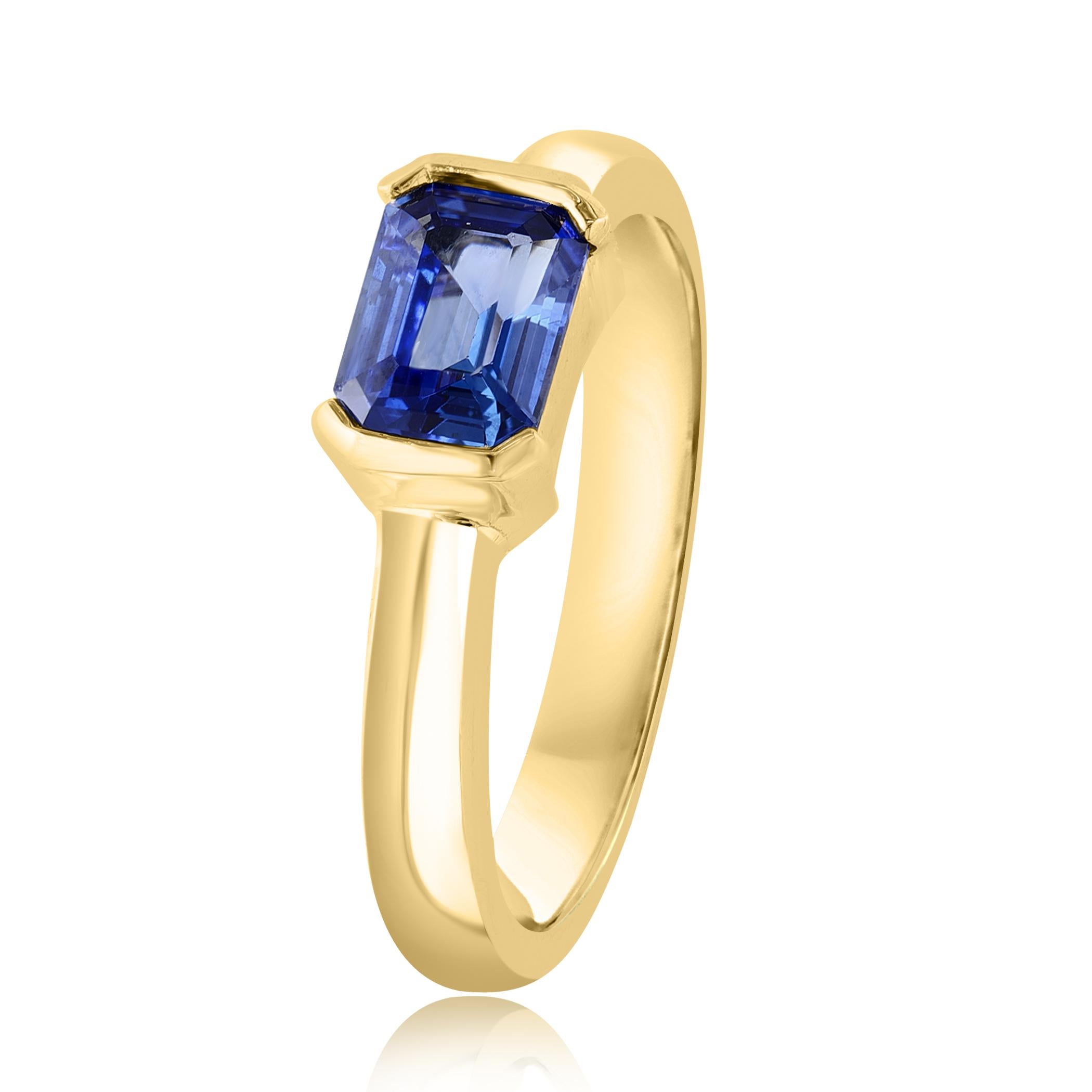 Une bague de mariage élégante présentant un étonnant saphir bleu de 1,06 carat de taille émeraude, serti dans un magnifique anneau large en or jaune 14K. 

Le style est disponible dans différentes gammes de prix. Les prix sont fonction de votre