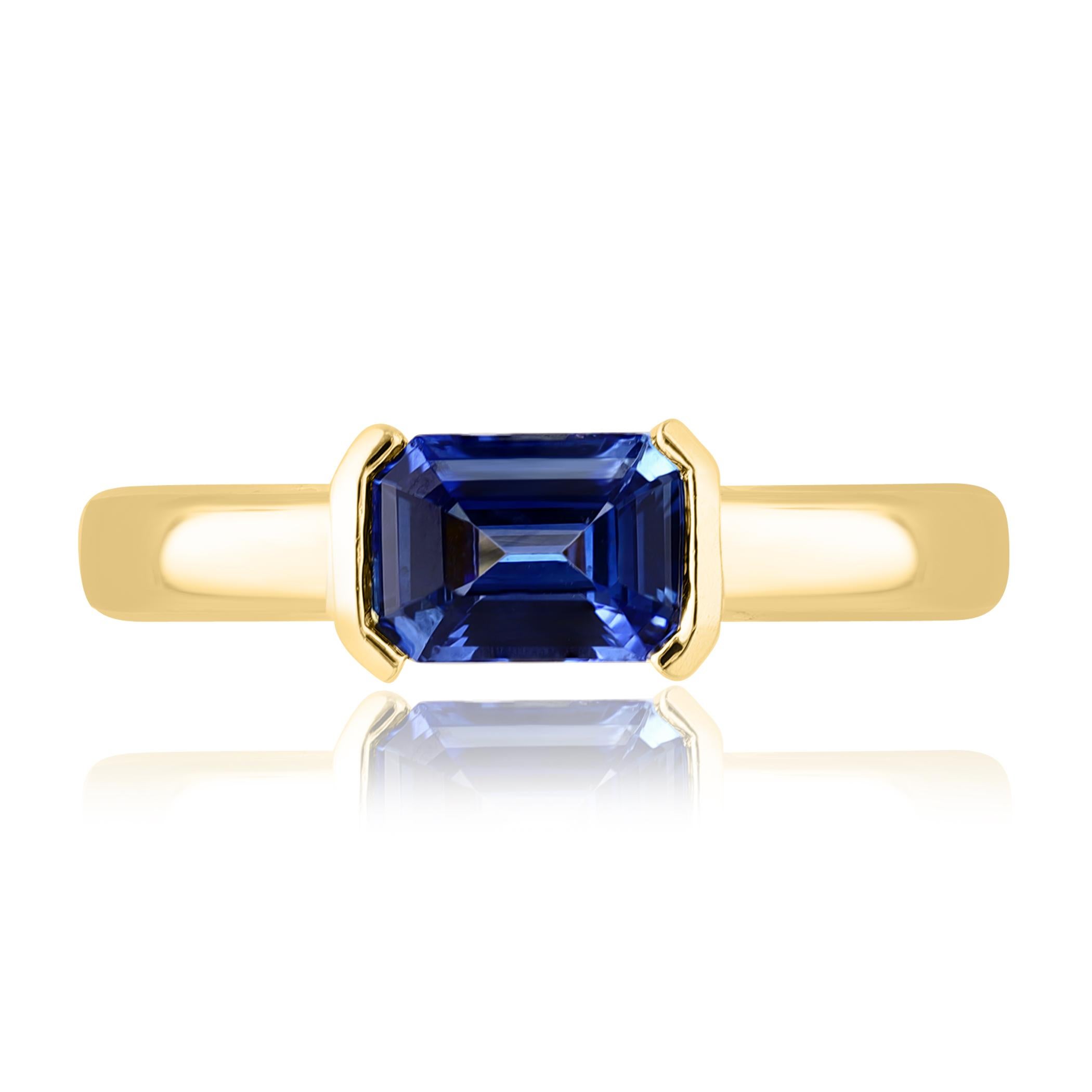 Modern 1.06 Carat Emerald Cut Blue Sapphire Band Ring in 14K Yellow Gold For Sale