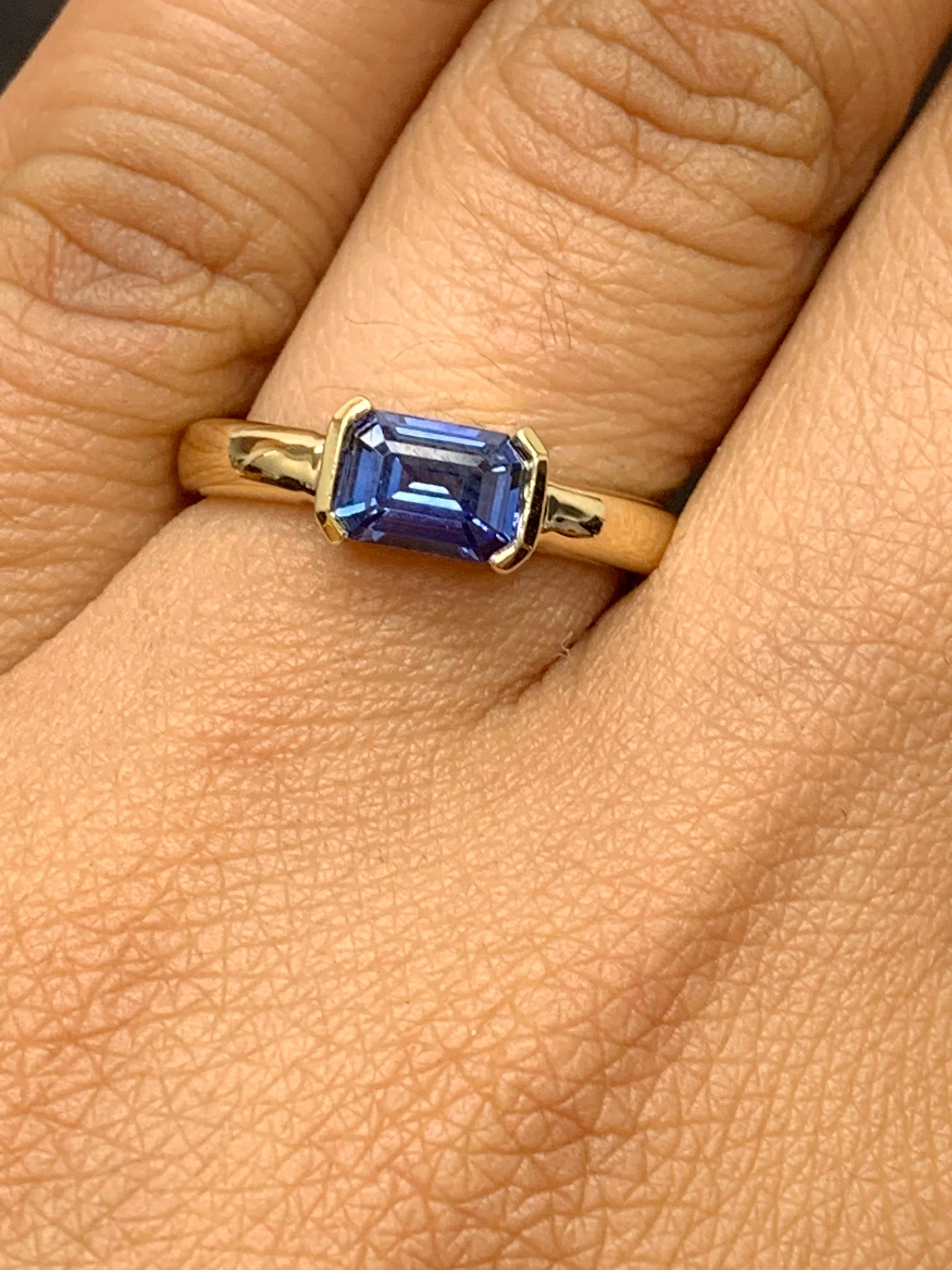Women's 1.06 Carat Emerald Cut Blue Sapphire Band Ring in 14K Yellow Gold For Sale