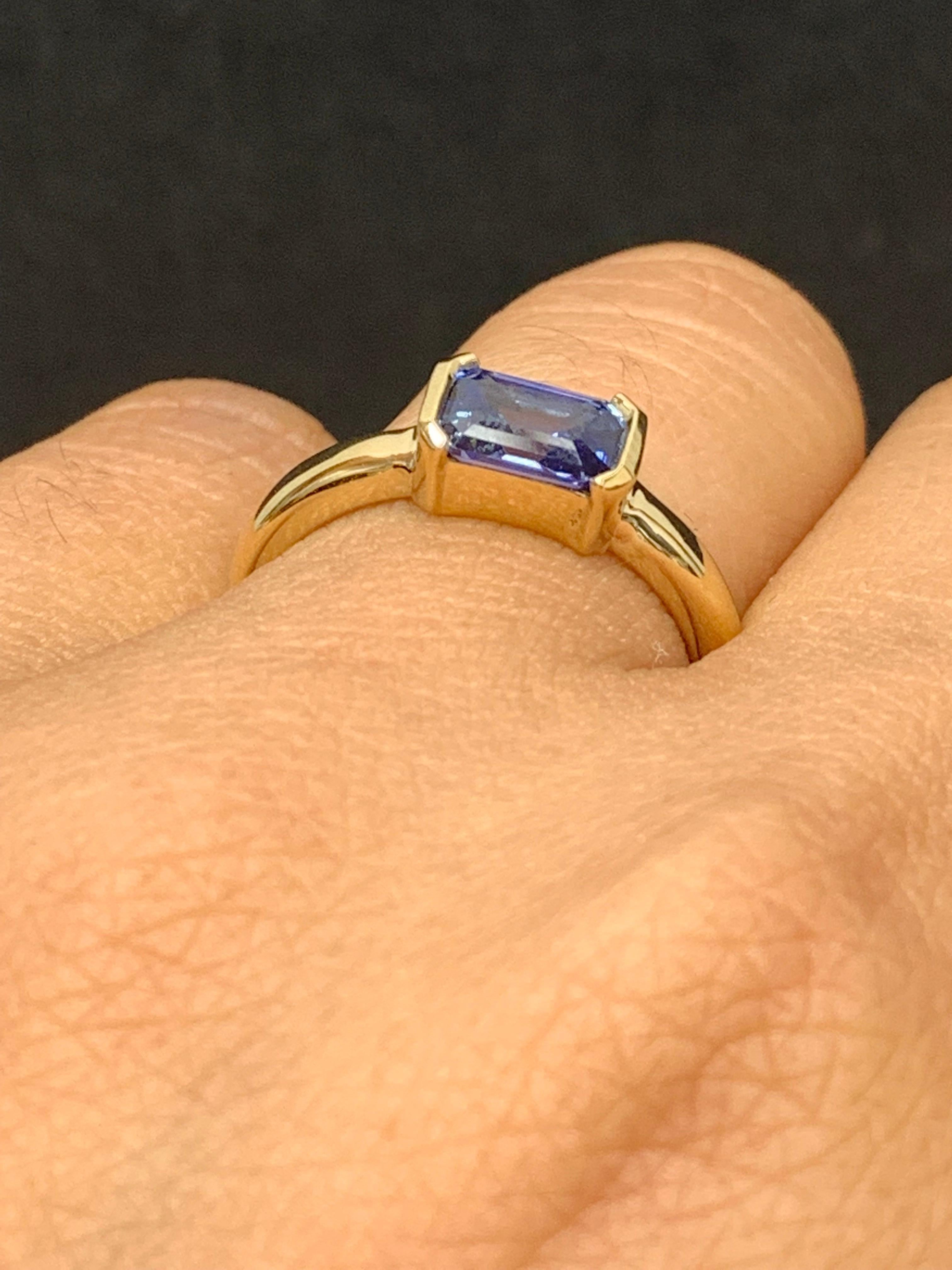 1.06 Carat Emerald Cut Blue Sapphire Band Ring in 14K Yellow Gold For Sale 1