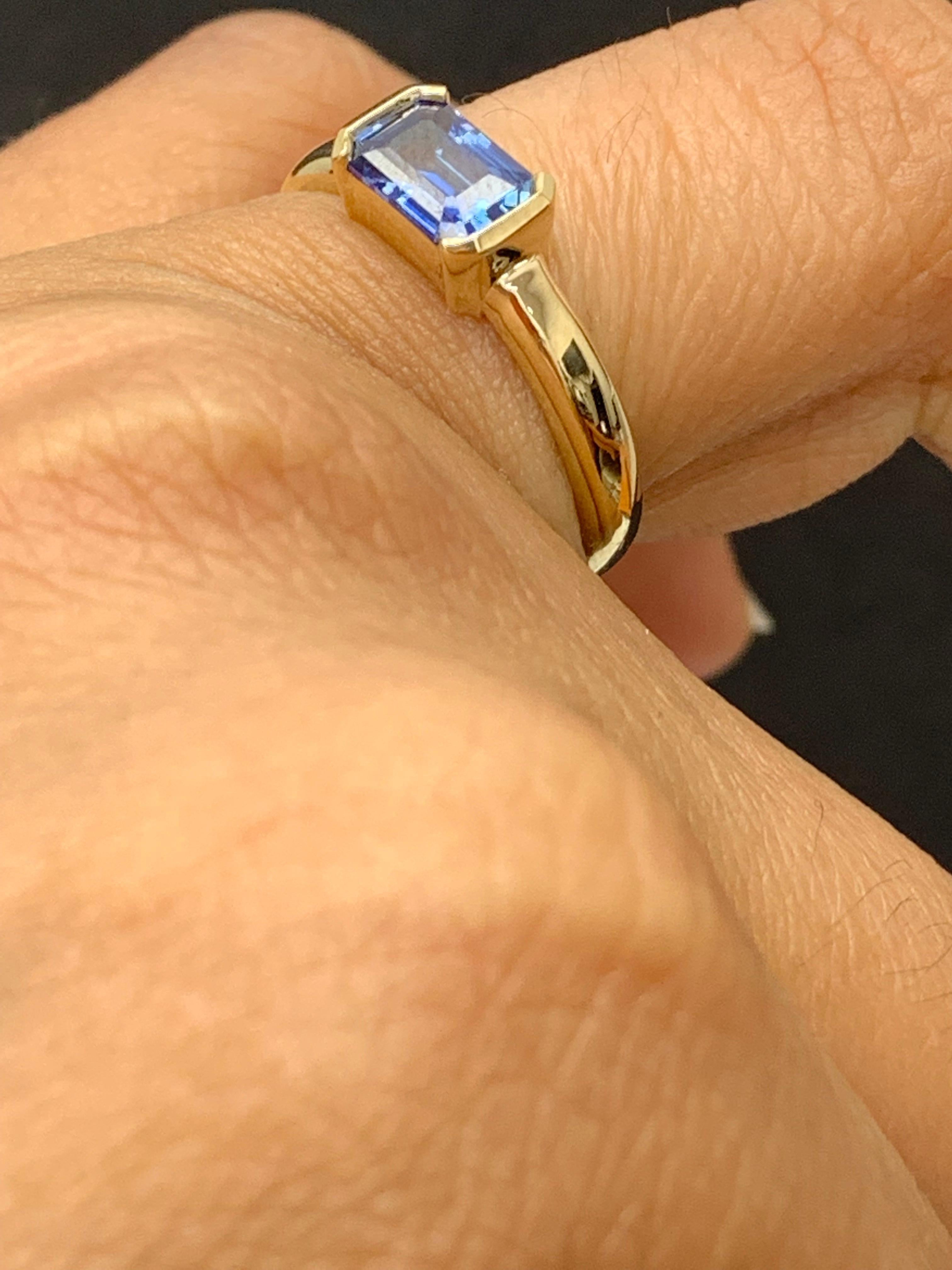 1.06 Carat Emerald Cut Blue Sapphire Band Ring in 14K Yellow Gold For Sale 2