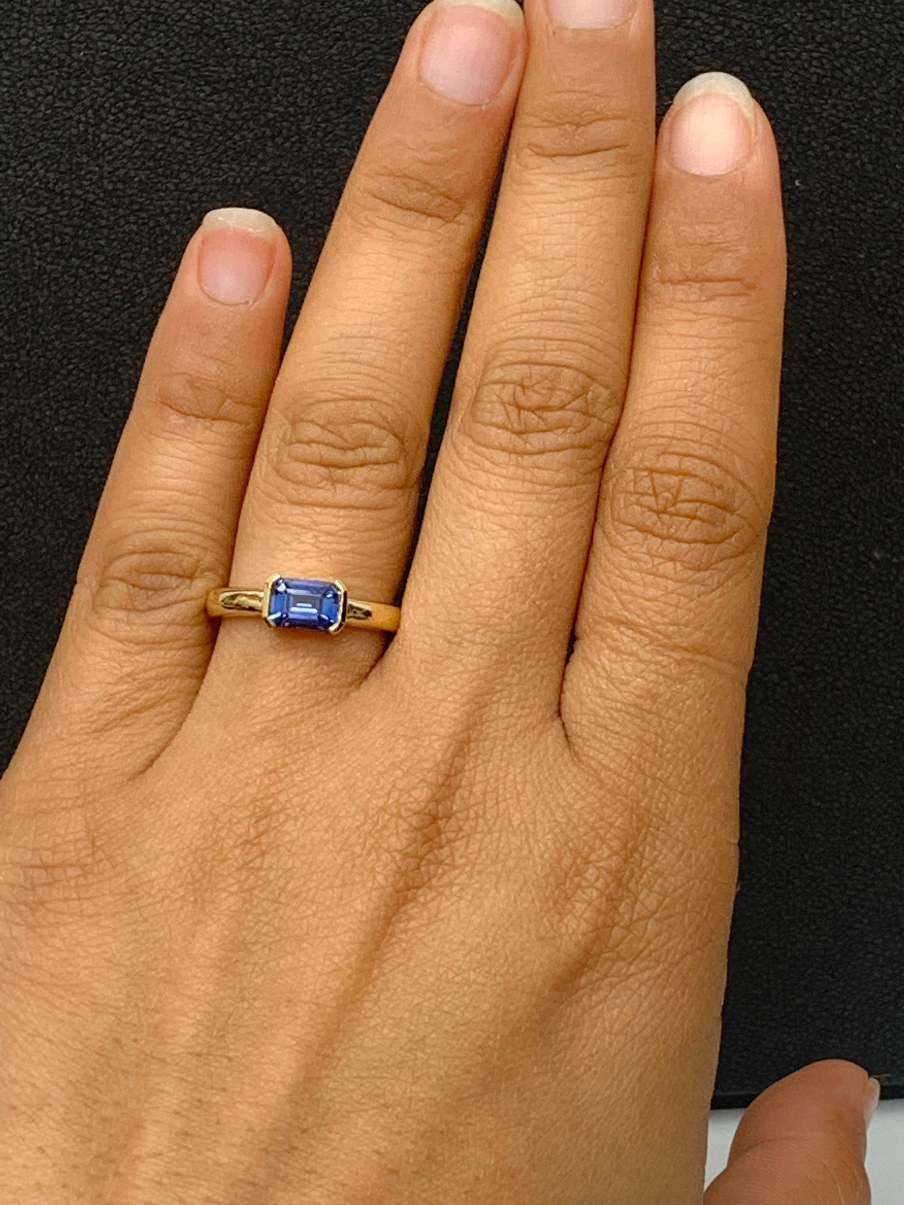 1.06 Carat Emerald Cut Blue Sapphire Band Ring in 14K Yellow Gold For Sale 3