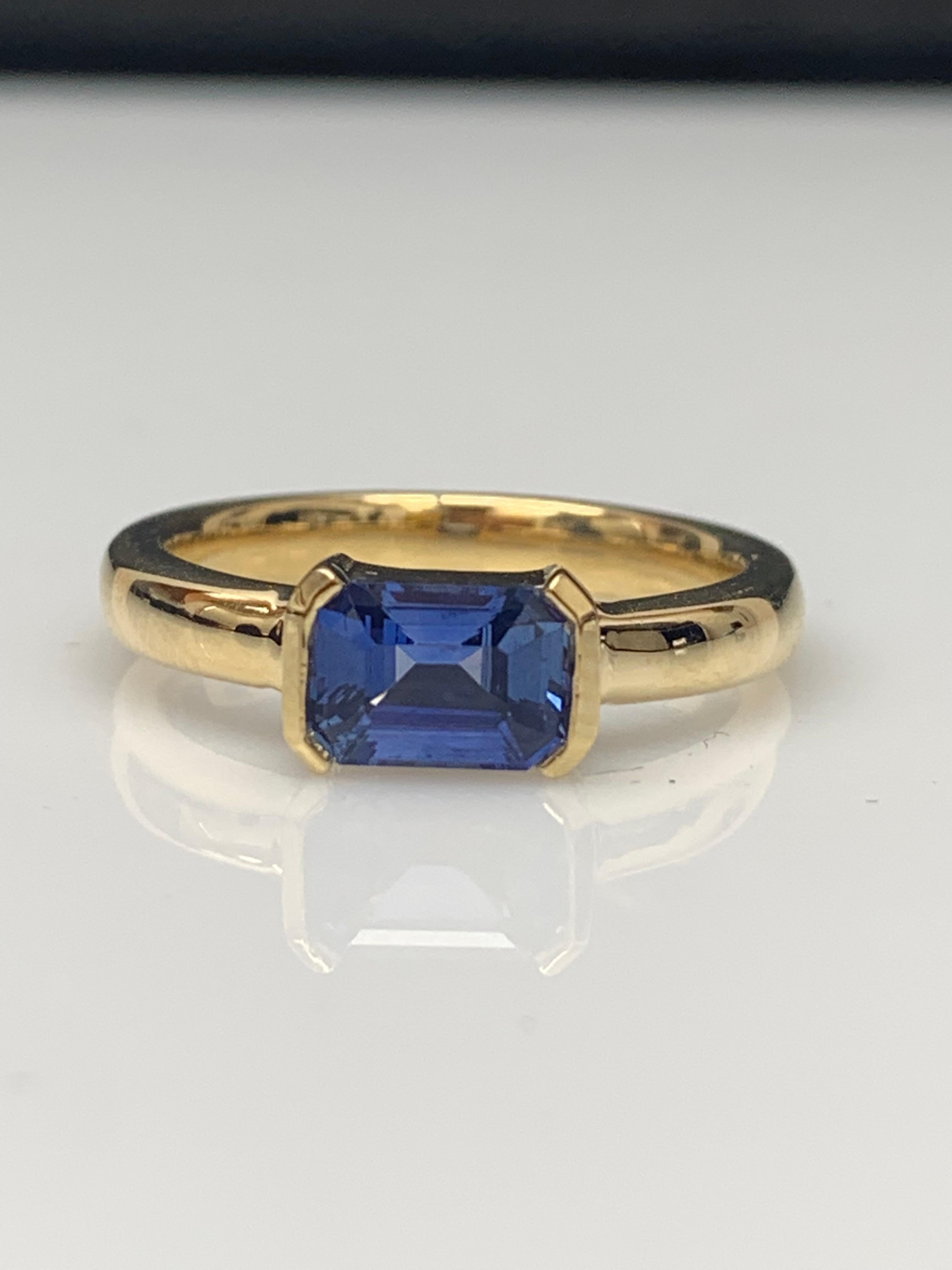 1.06 Carat Emerald Cut Blue Sapphire Band Ring in 14K Yellow Gold For Sale 4