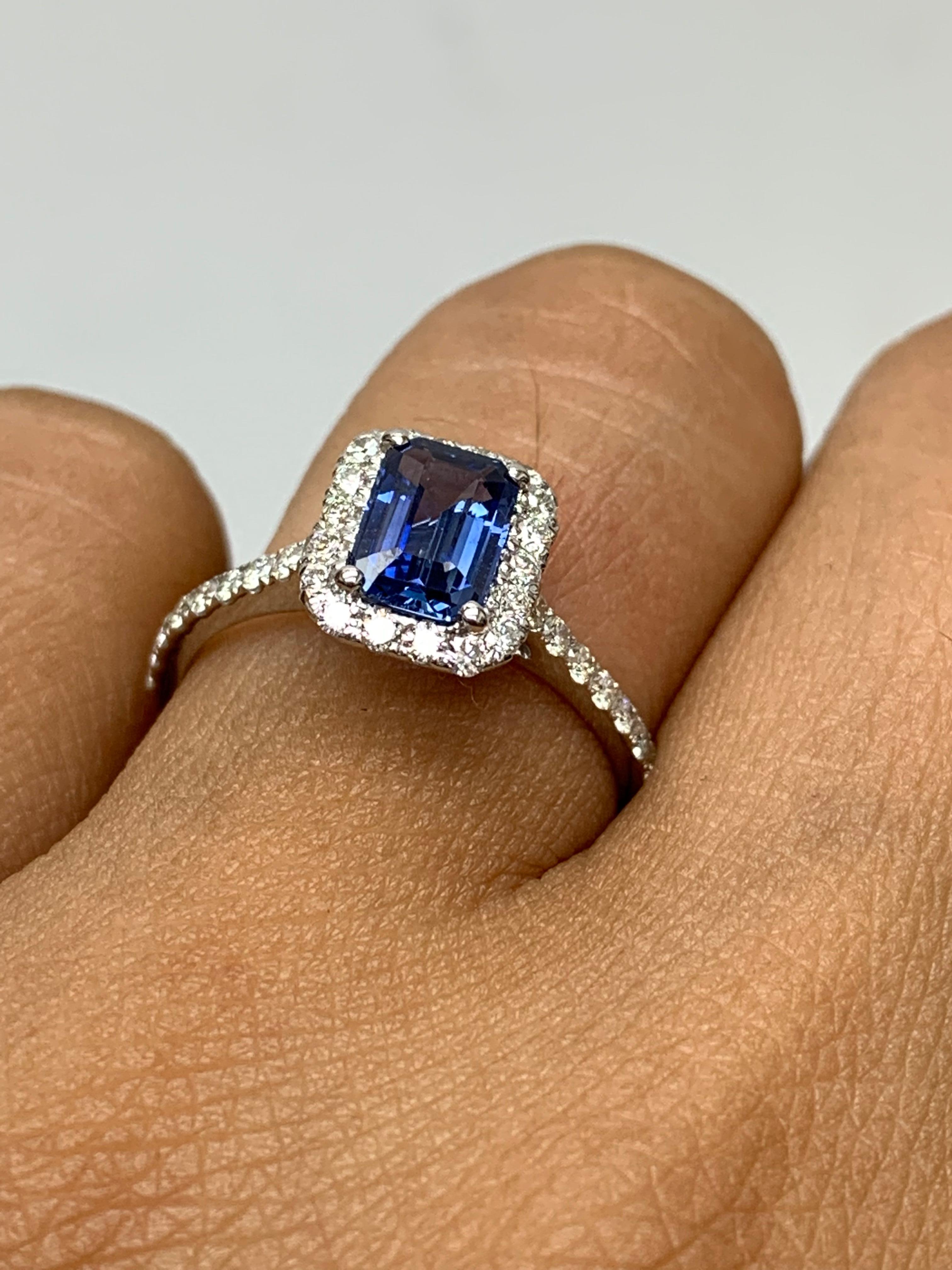 1,06 Karat Smaragdschliff Blauer Saphir Diamant-Verlobungsring aus 14K Weißgold im Zustand „Neu“ im Angebot in NEW YORK, NY