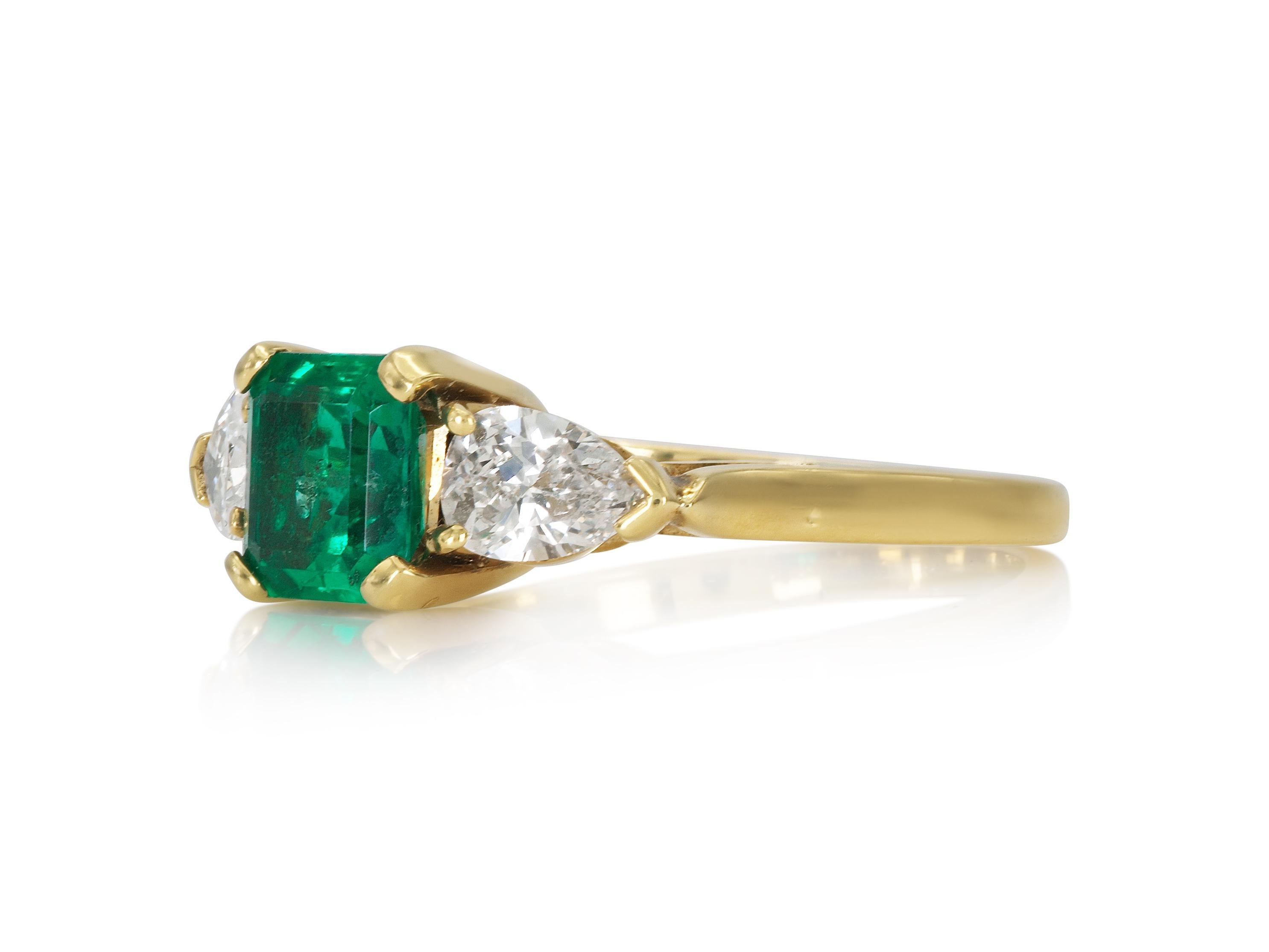 Finley en or jaune 18 carats avec une émeraude pesant 1,07 carats et deux diamants en forme de poire pesant environ 0,60 carats au total.
Taille 6 1/2