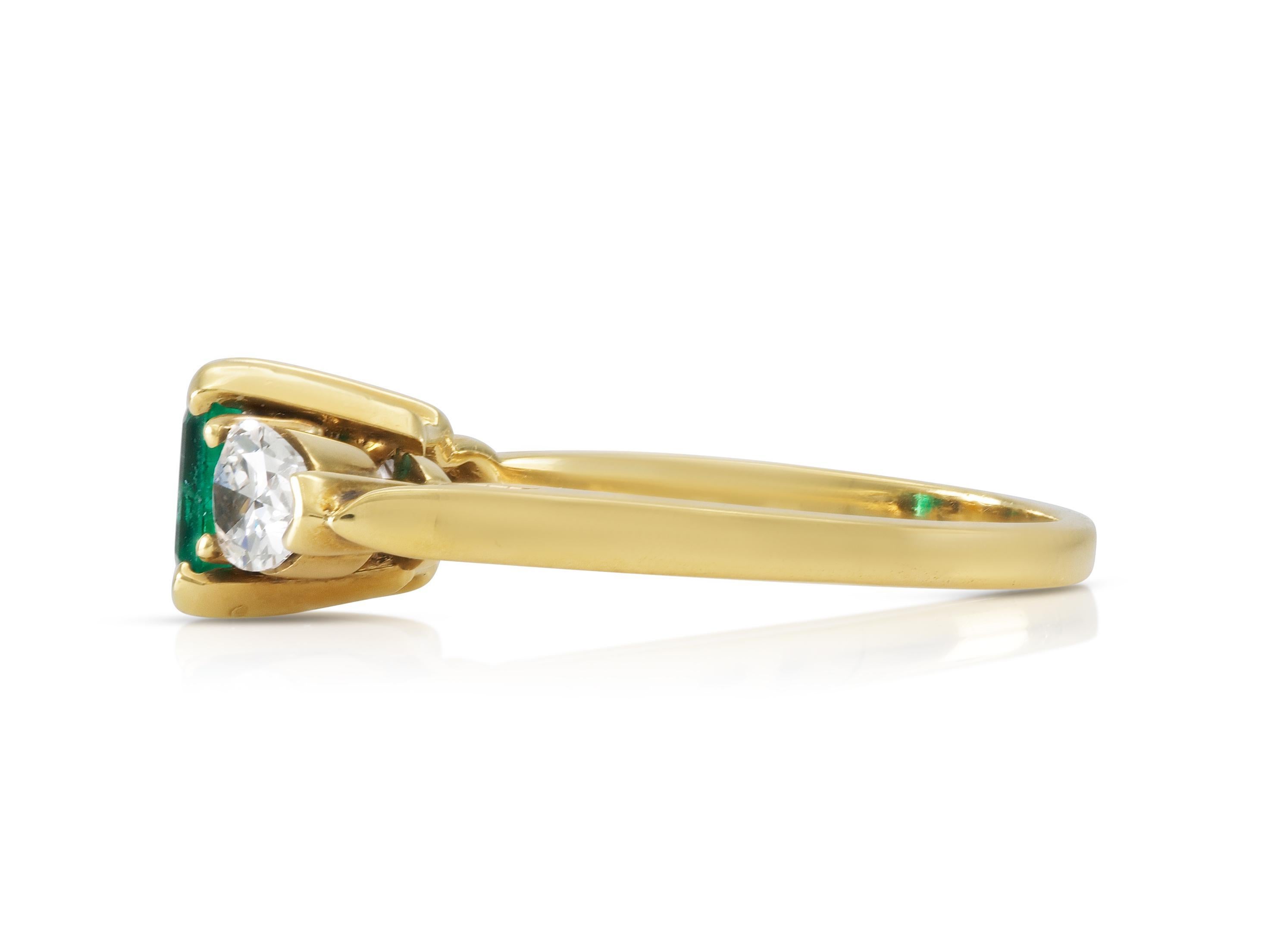 Taille émeraude Bague taille émeraude de 1,06 carat avec diamants en forme de poire en vente