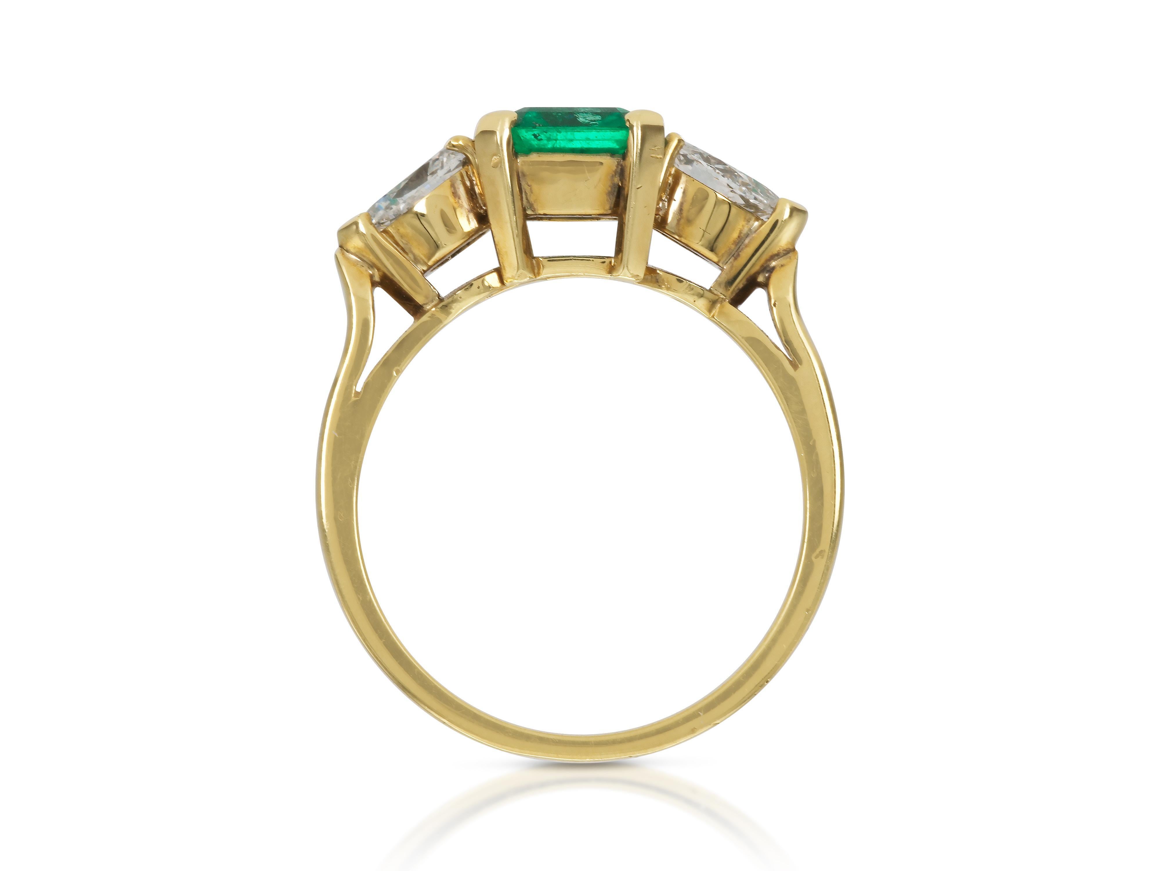 Bague taille émeraude de 1,06 carat avec diamants en forme de poire Bon état - En vente à New York, NY