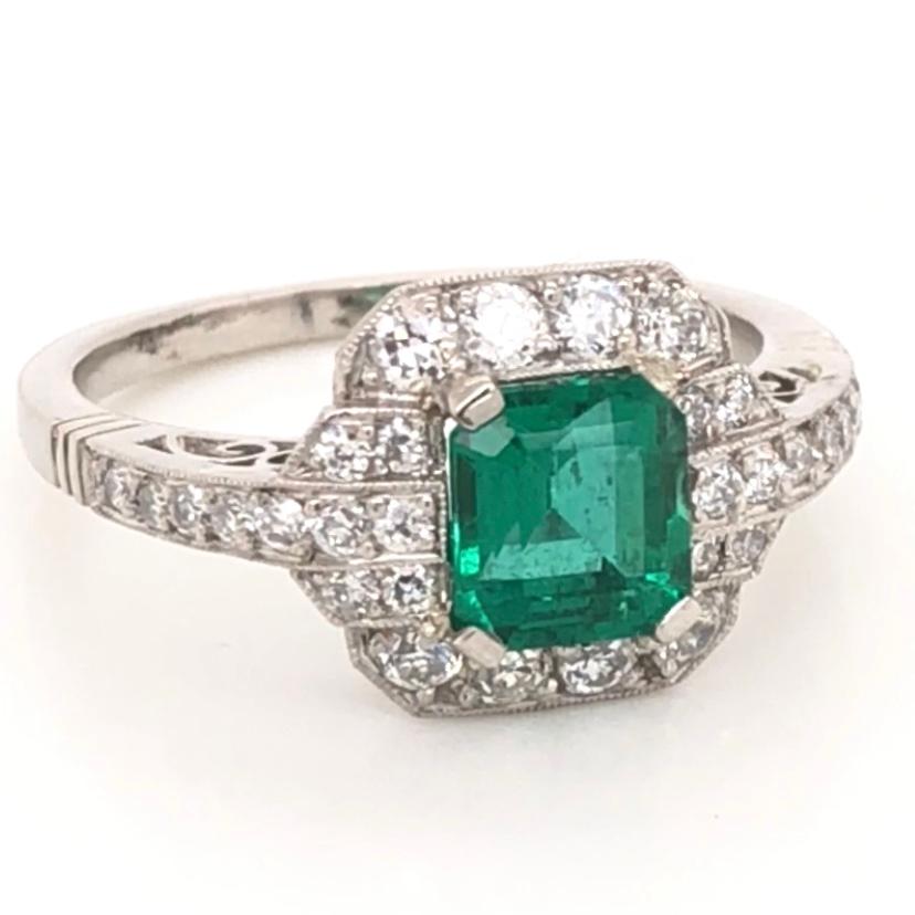 Cocktail en platine tout simplement magnifique et finement détaillé  Bague dont le centre est nanti d'une émeraude de 1,06 carat, rapport de laboratoire GIA, entourée de diamants ronds, pesant environ 0,60 ctw, y compris les diamants latéraux