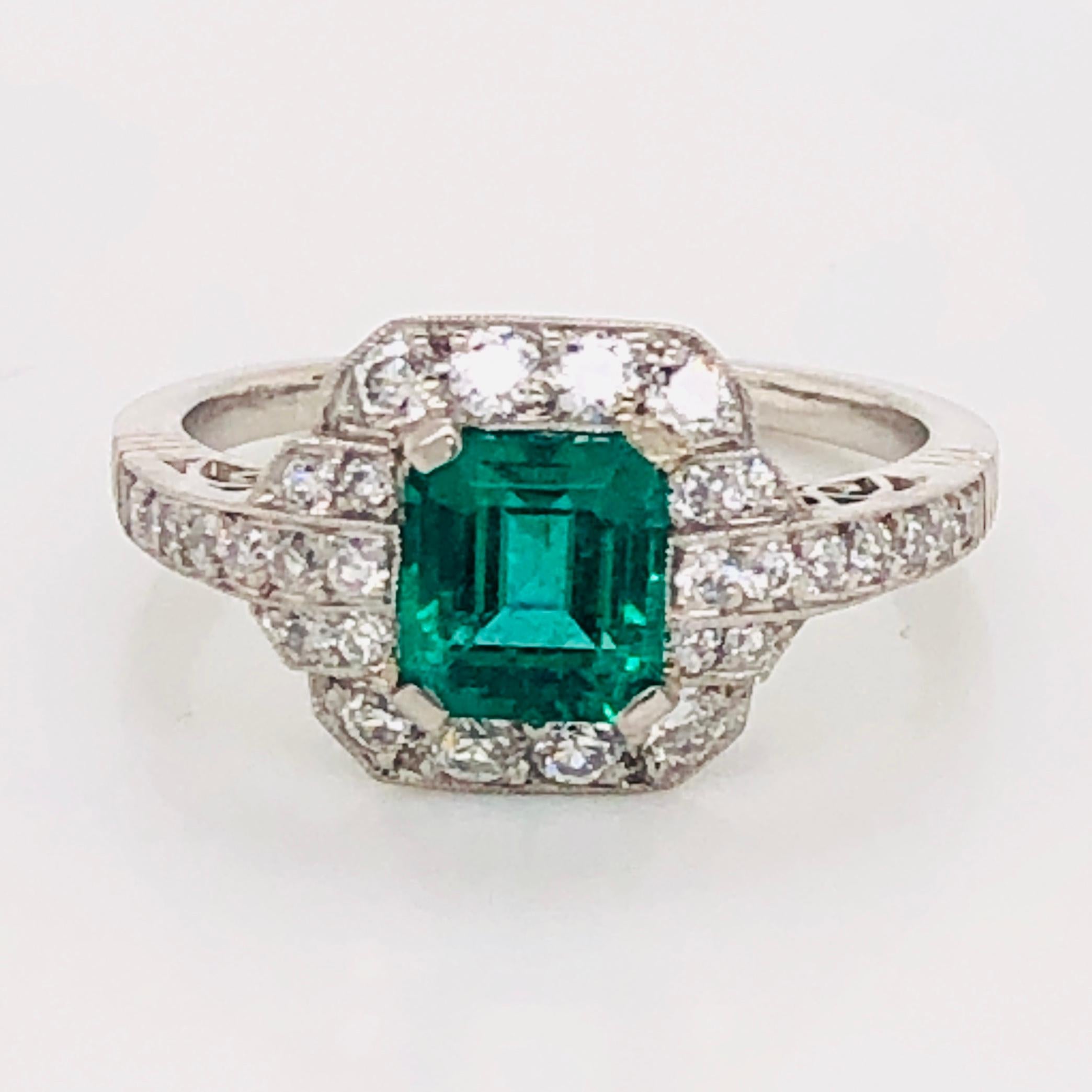 Bague de succession Art déco en platine avec émeraude et diamant de 1,06 carat certifié GIA, bijouterie d'art Excellent état - En vente à Montreal, QC