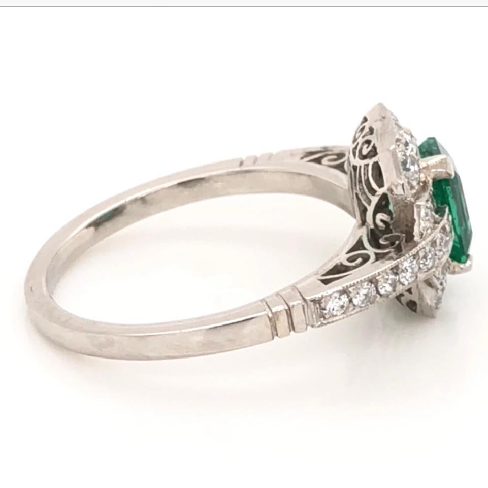 1.06 Carat GIA Emerald and Diamond Art Deco Platinum Ring Estate Fine Jewelry In Excellent Condition For Sale In Montreal, QC