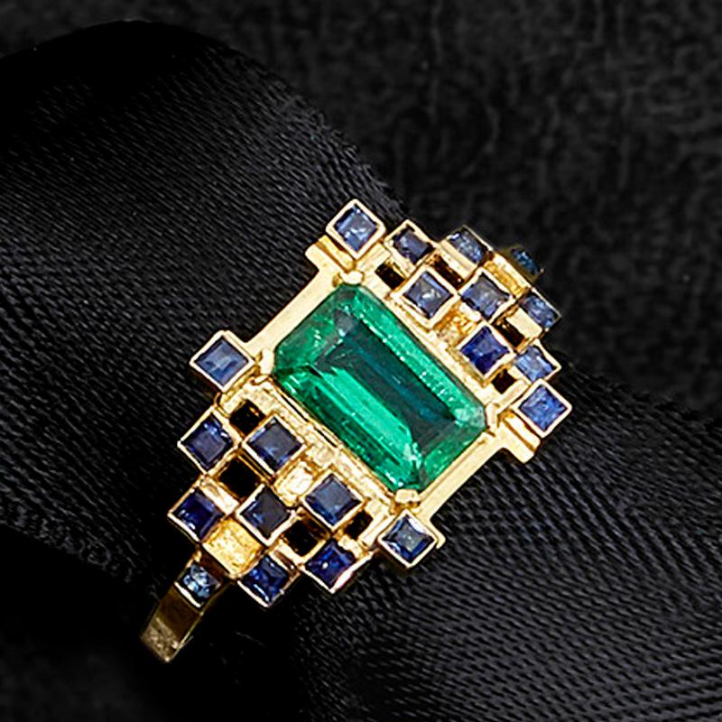 This modern British-London Hallmarked 18 karat yellow gold ring, set with highest quality of diamonds and 1.06 carat of rare natural Emerald and princess cut sapphires is from MAIKO NAGAYAMA's Haute Couture Collection called 