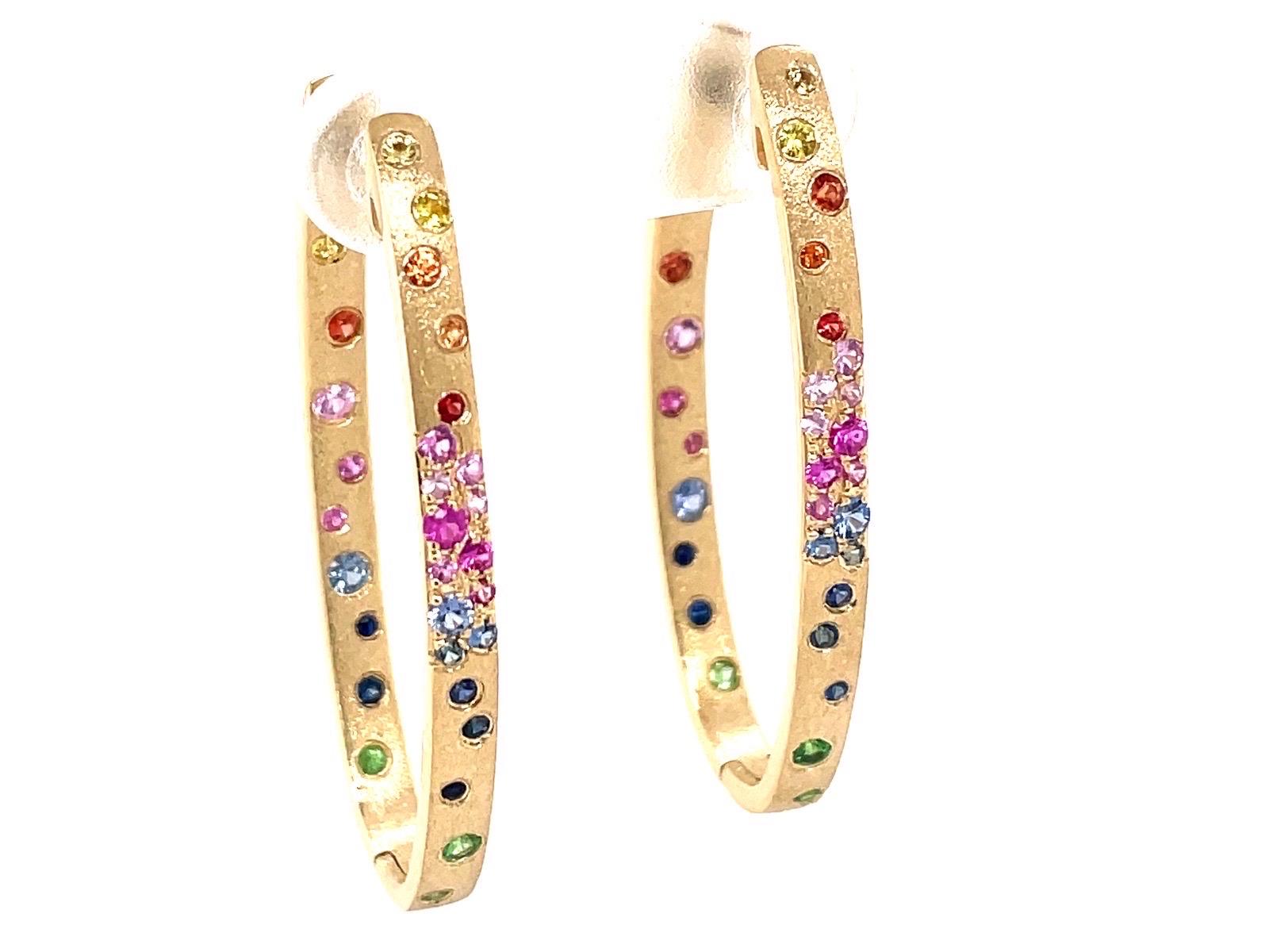 Pendientes de oro con aro oval de zafiro arco iris y tsavorita de 1.06 quilates en engaste rasante Corte redondo en venta