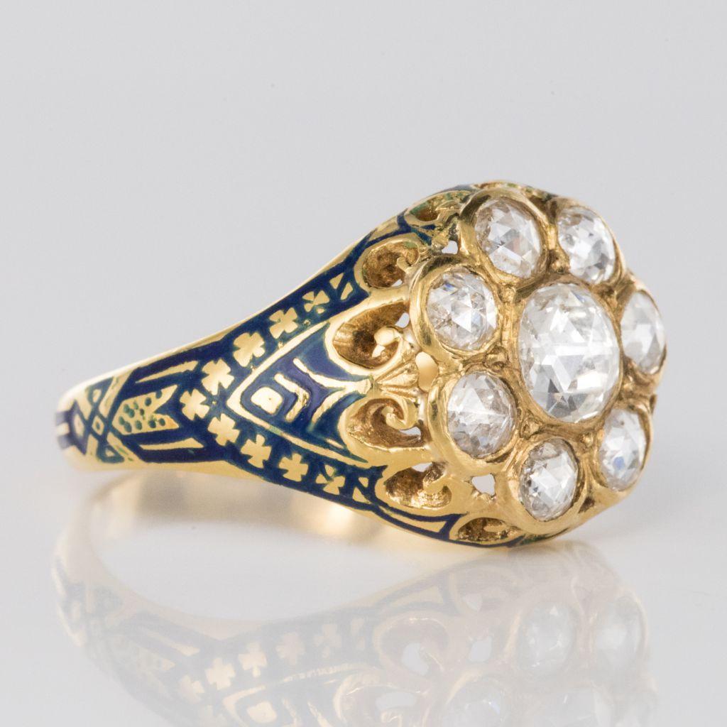 Bague française ancienne en or jaune 18 carats avec émail et diamants taille rose de 1,06 carat en vente 3