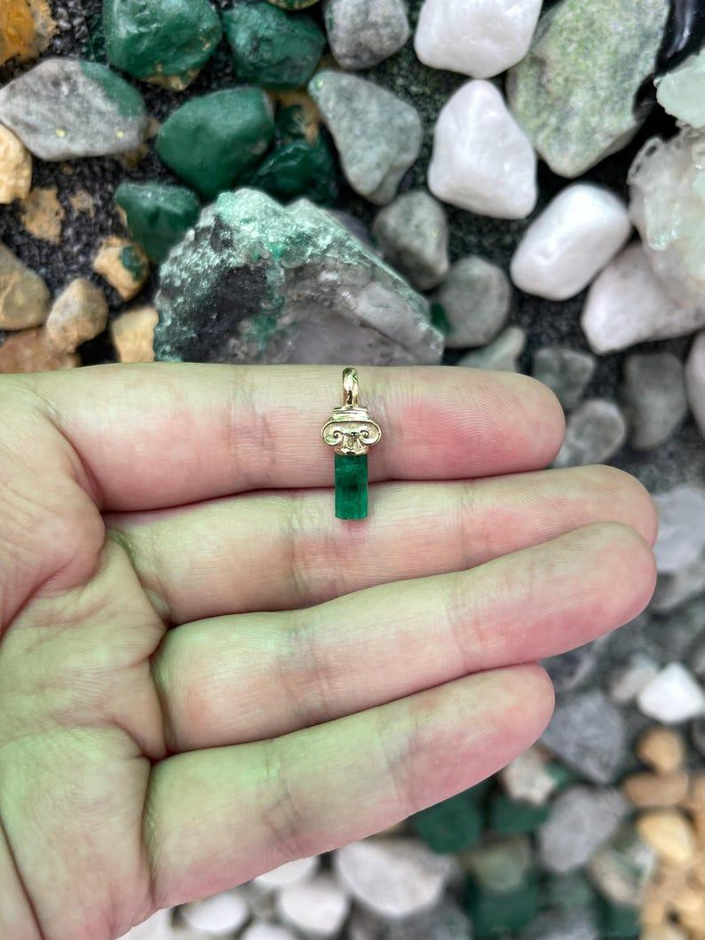 1.06 Carat Rough Colombian Emerald Pendant  14K Gold Vivid Green Crystal In New Condition For Sale In Jupiter, FL
