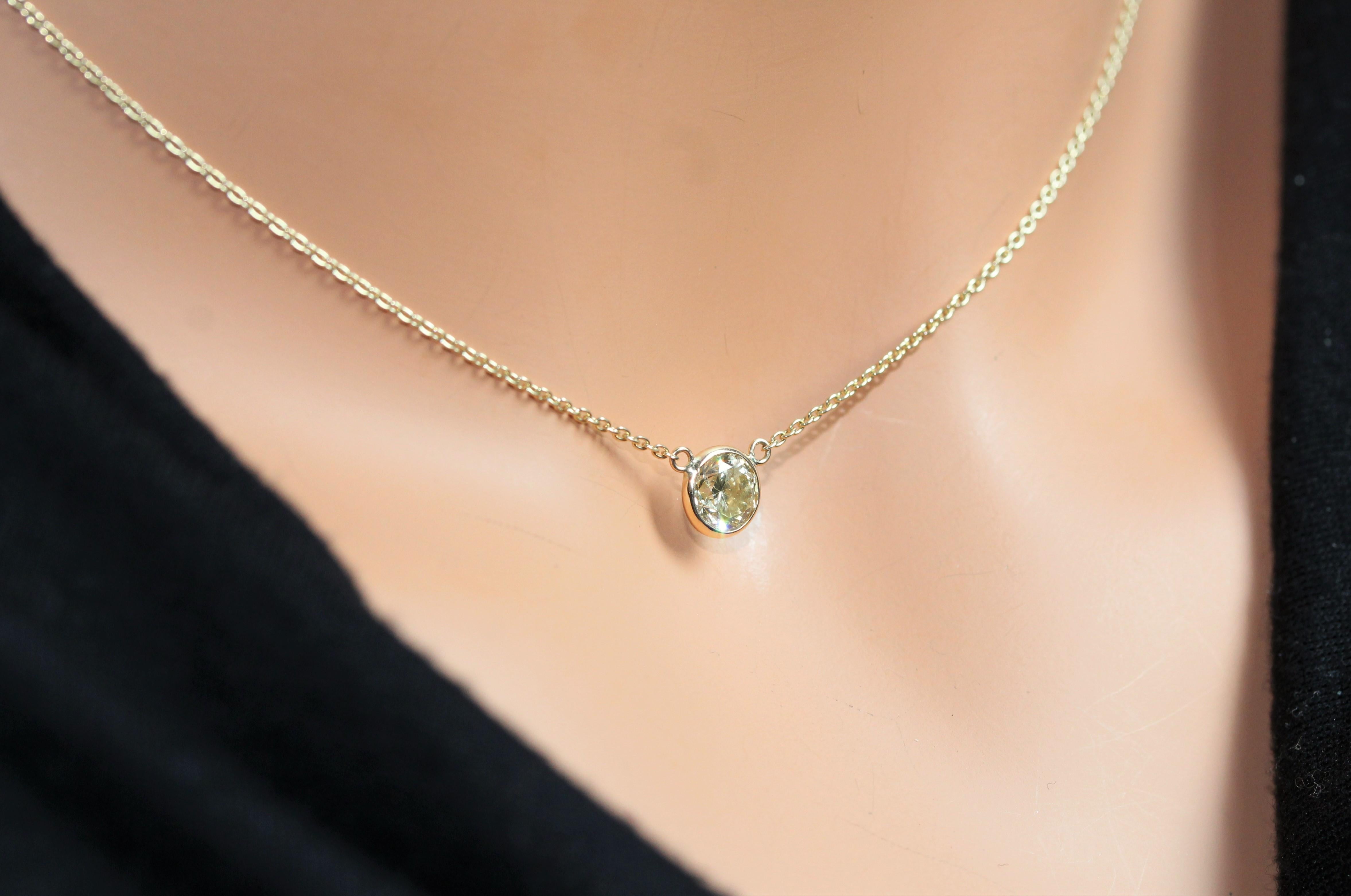 Contemporary 1.06 Carat Round Diamond Handmade Solitaire Necklace In 14k Yellow Gold For Sale