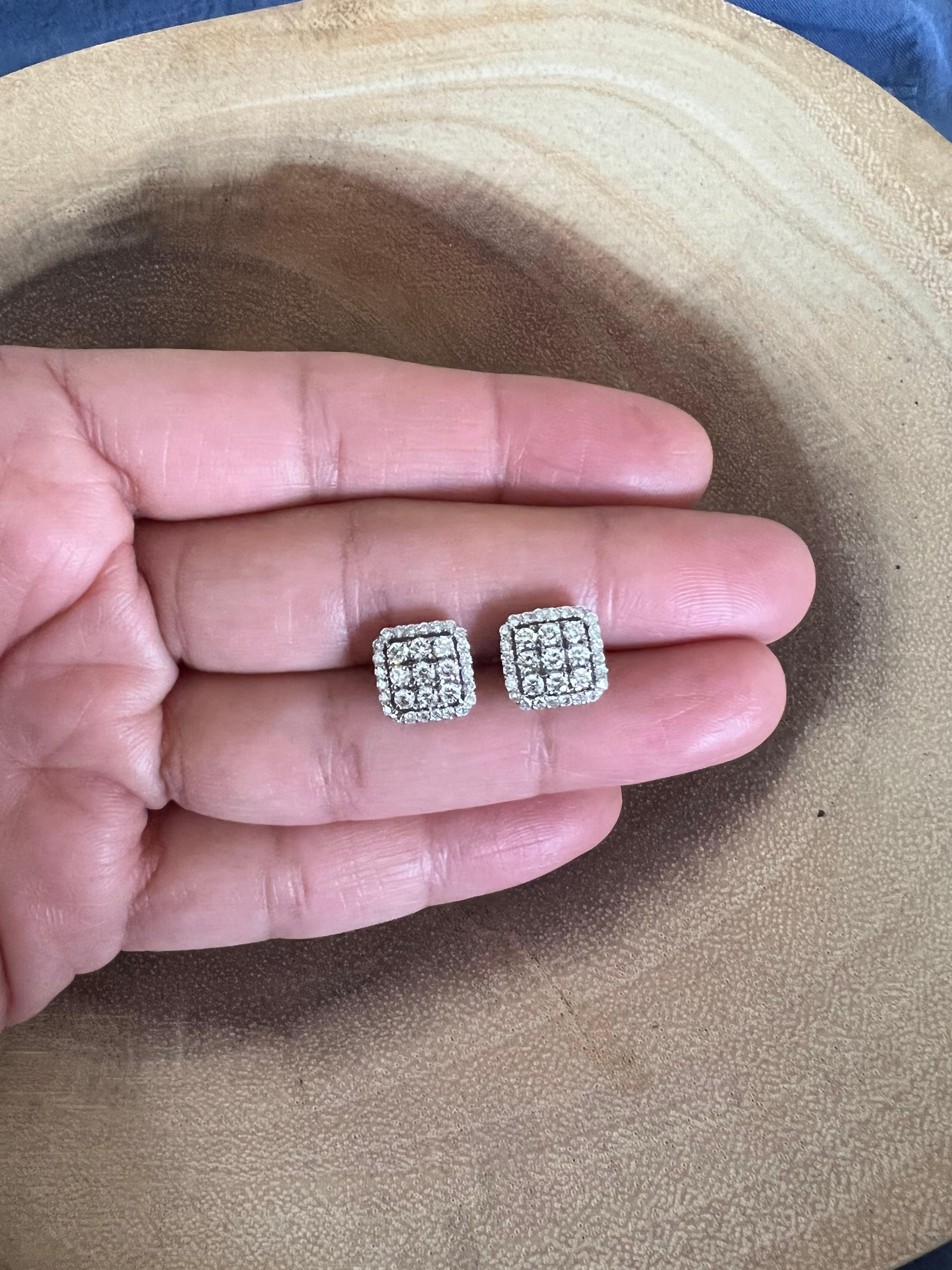 Orecchini in oro bianco con diamante rotondo da 1,06 carati In condizioni Nuovo in vendita a Los Angeles, CA