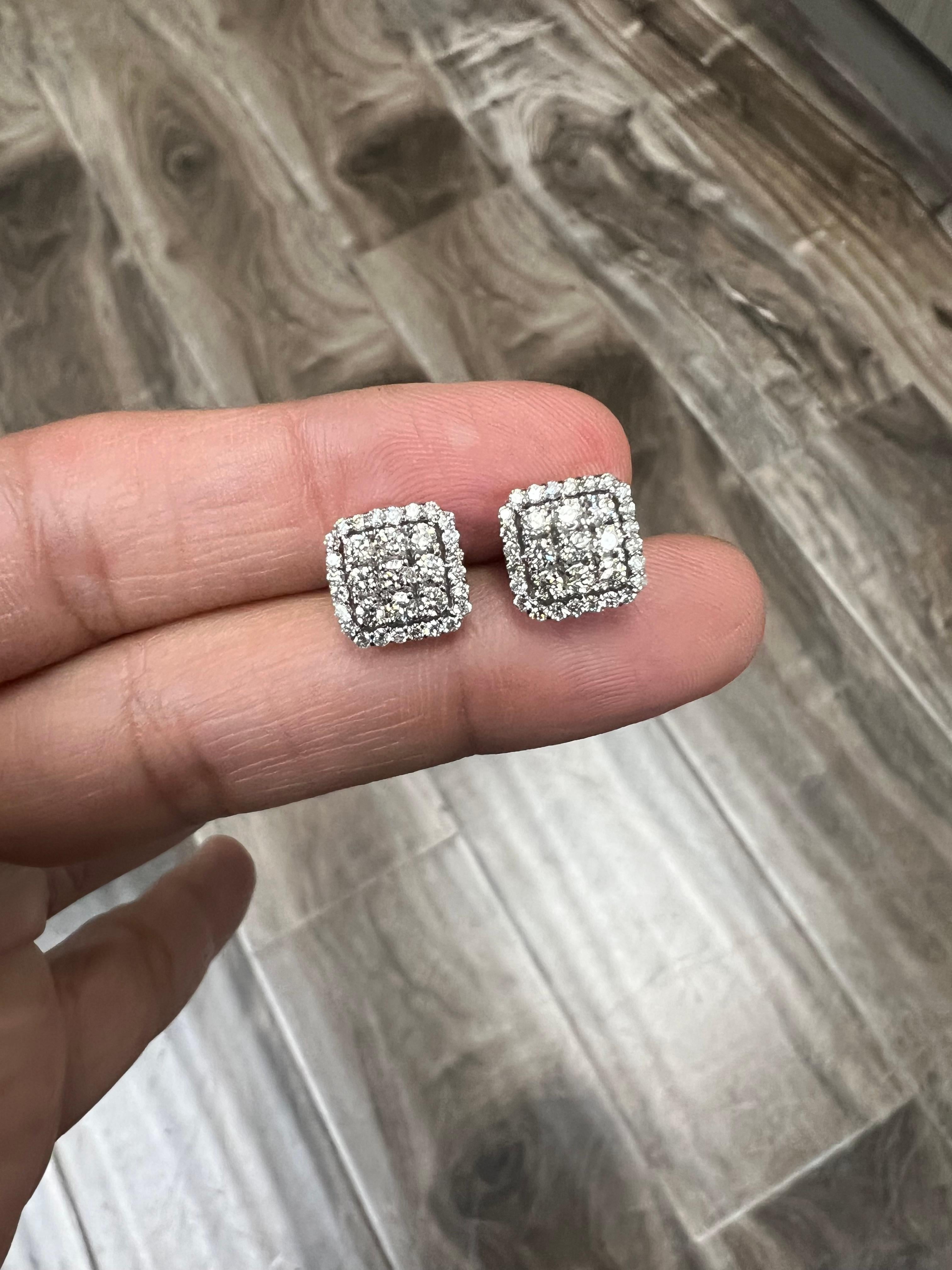 Donna Orecchini in oro bianco con diamante rotondo da 1,06 carati in vendita