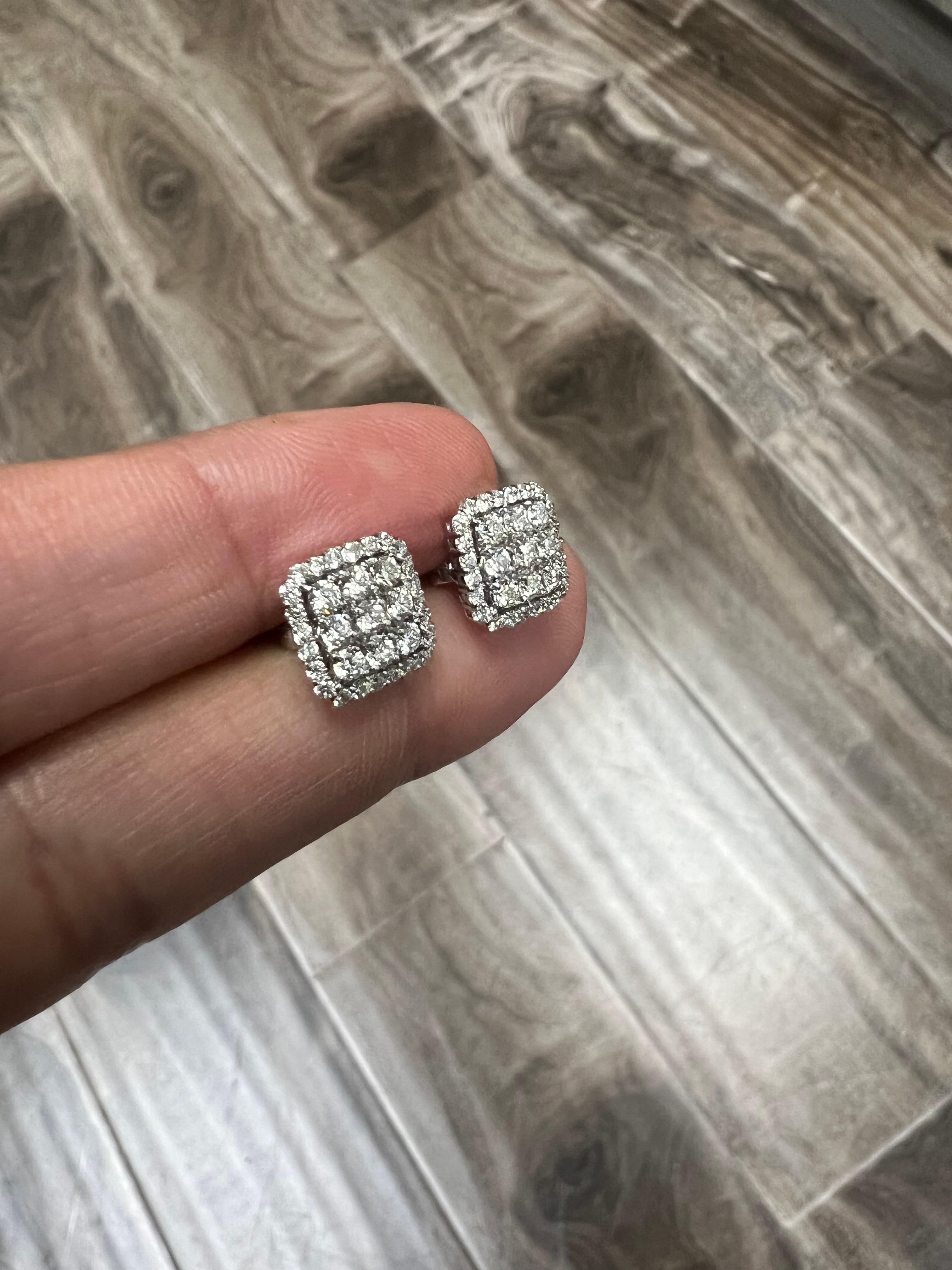 Orecchini in oro bianco con diamante rotondo da 1,06 carati in vendita 1