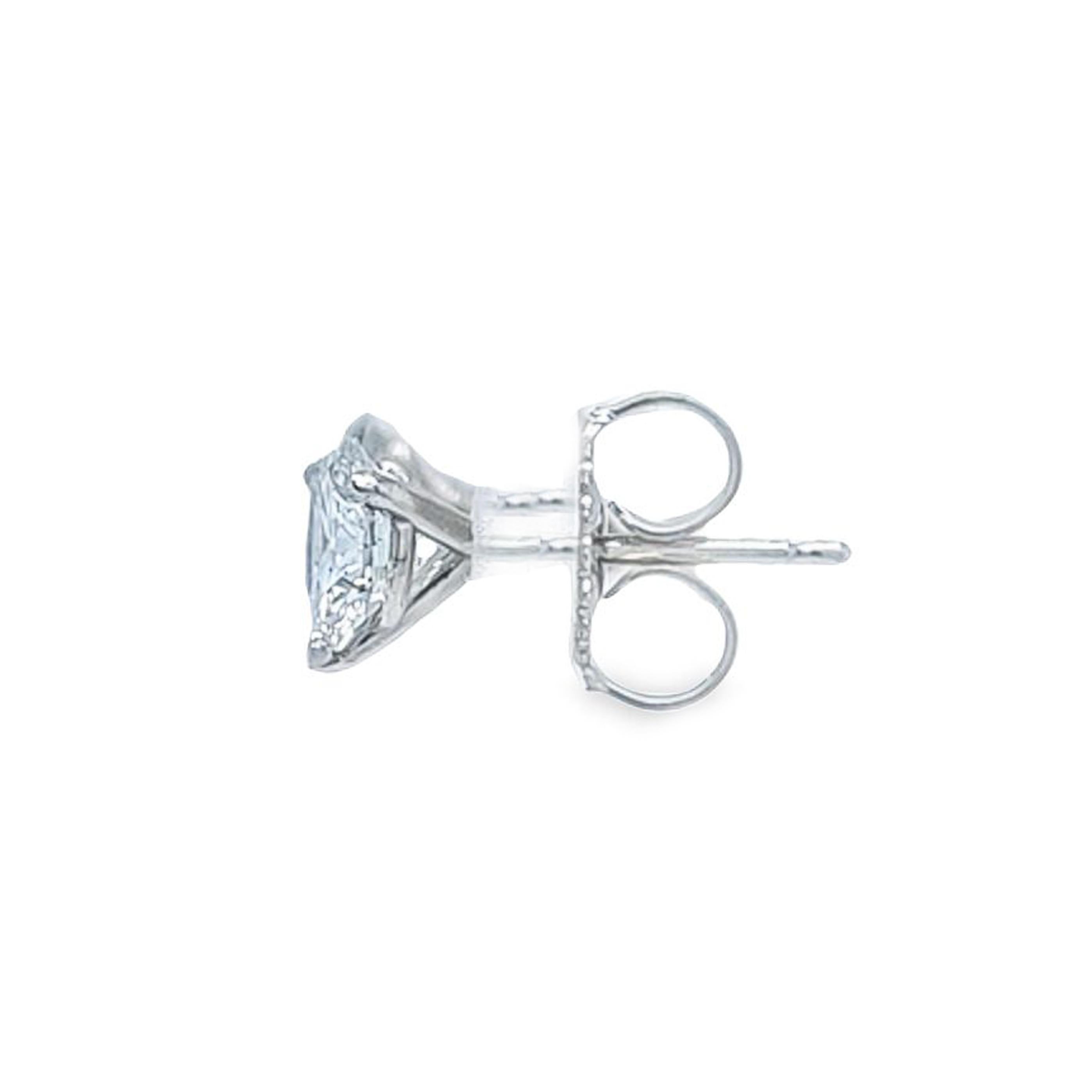 1.06 Carat Total Weight Diamond Stud Earrings In Good Condition For Sale In Coral Gables, FL