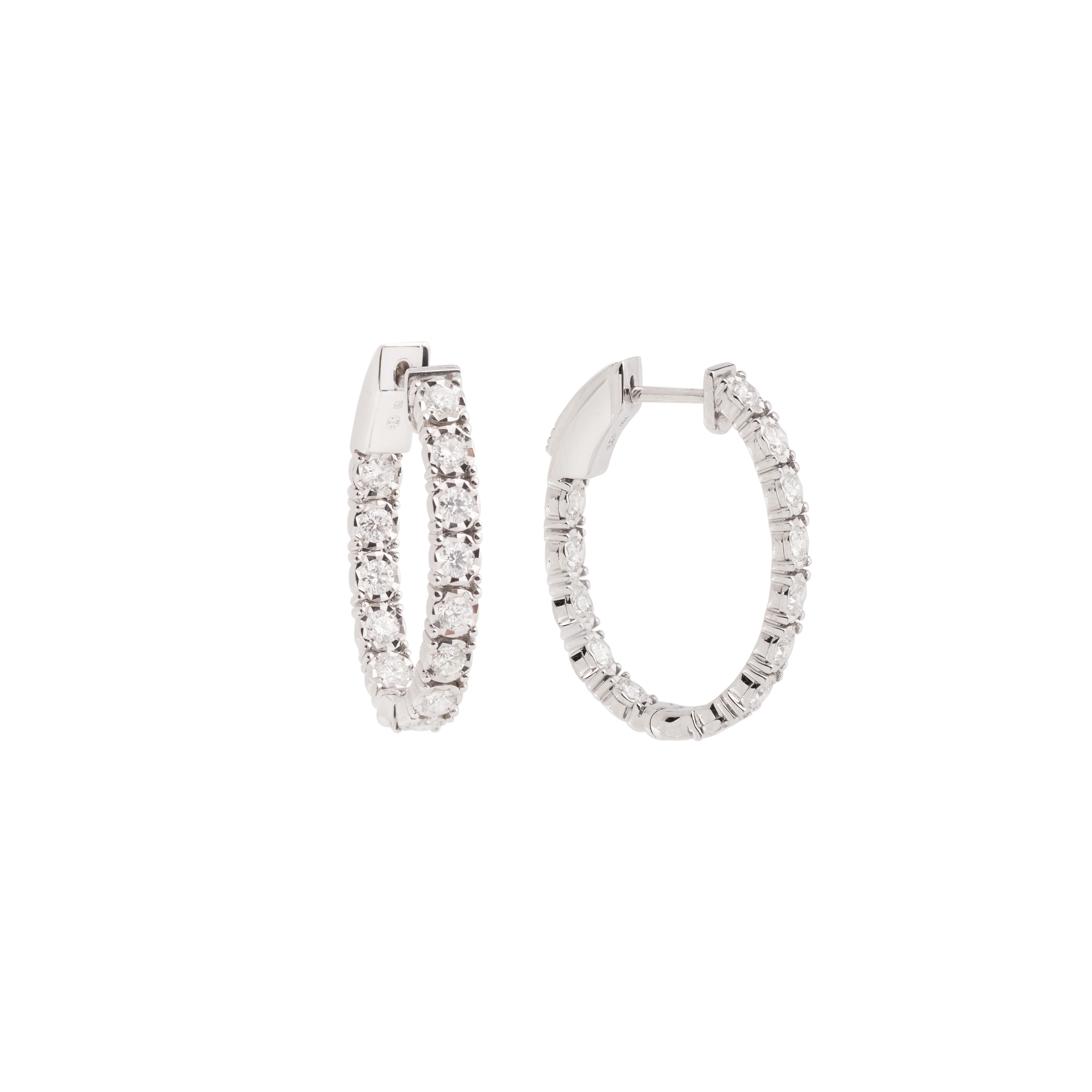 Elegant pair of creoles (Hoop earrings) in white gold set with brilliant-cut diamonds.

Secured clasp.

Total weight of diamonds: 1.06 carats

Total weight of the loops: 6.90 g

Dimensions: 2.55 x 1.90 X 0.37 cm (0.78 X 0.39 X 0.12 inch)

18 karat