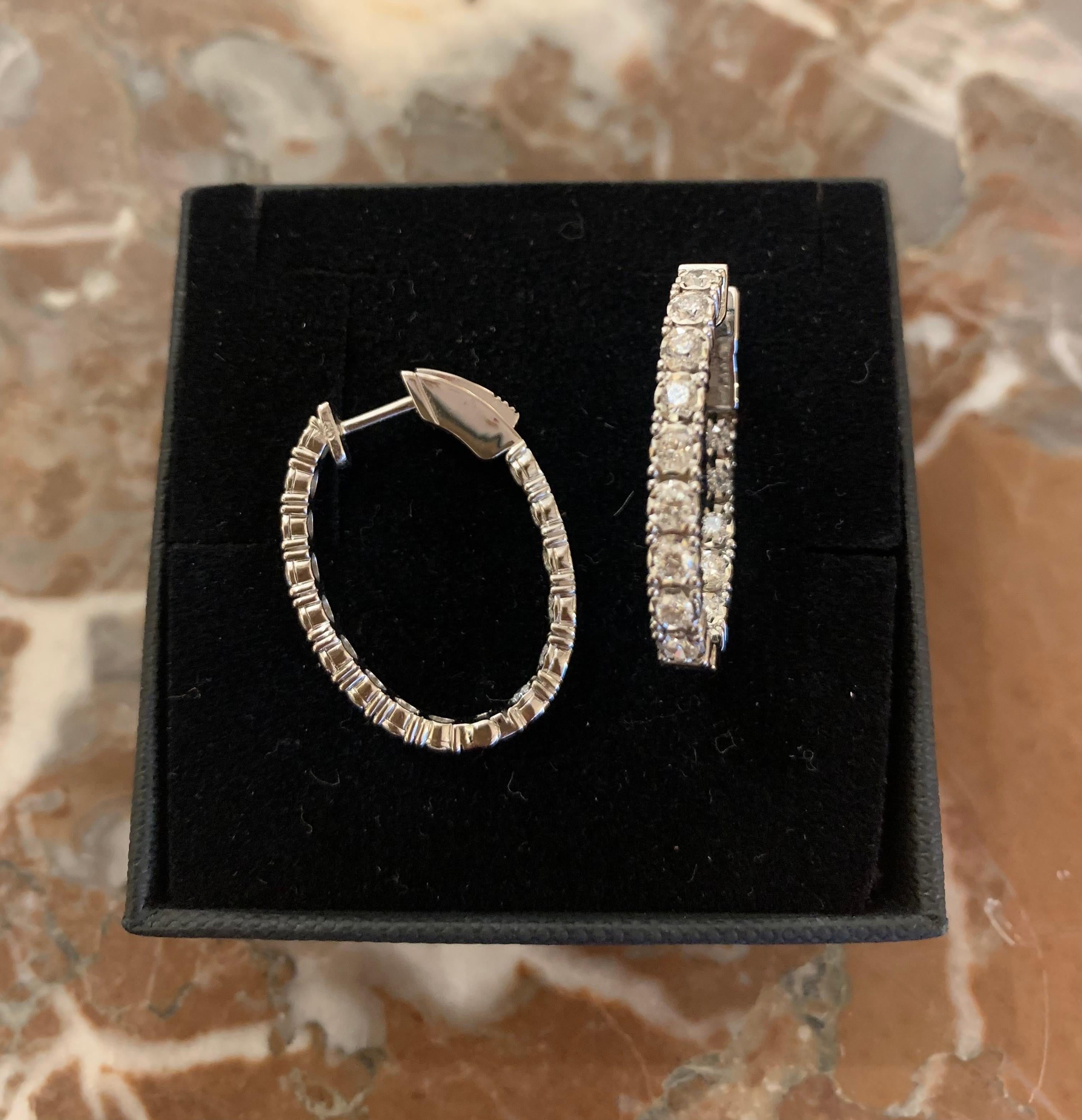 Contemporary 1.06 Carats Diamonds 18 Carat White Gold Hoop Earrings For Sale