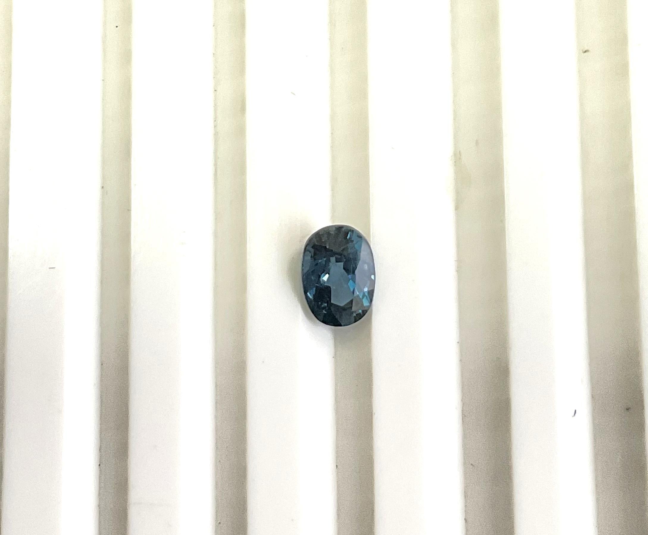 Pierre de taille naturelle ovale facettée en spinelle bleu de Tanzanie de 1,06 carat pour la bijouterie en vente 1