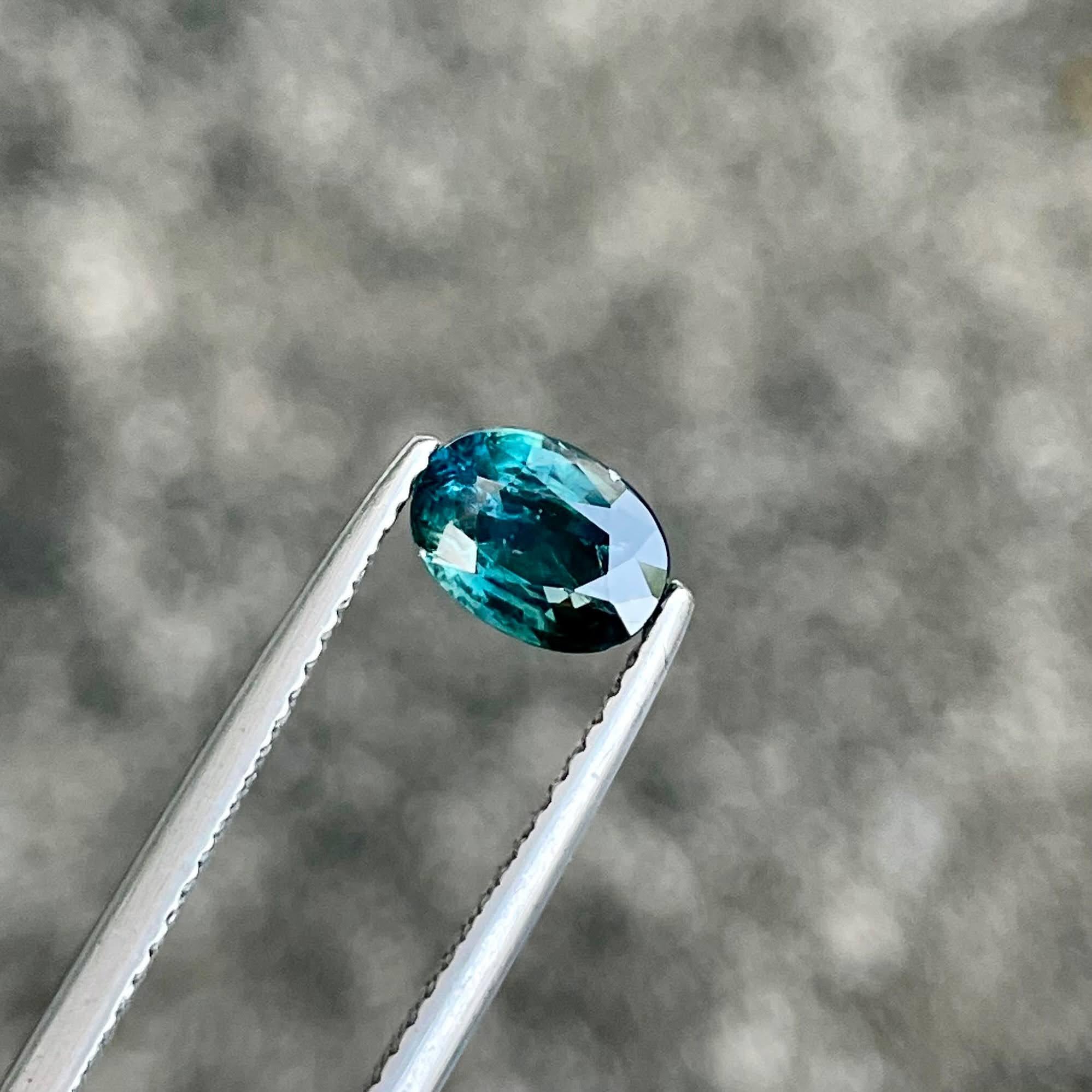 Gewicht 1,06 Karat 
Abmessungen 7,0x5,1x3,1 mm
Behandlung Beheizt 
Herkunft Madagaskar 
Klarheit SI
Form oval 
Schliff Facettiert 



Dieser atemberaubende 1.06-karätige blaugrüne Saphir aus Madagaskar hat einen einzigartigen und fesselnden Farbton,