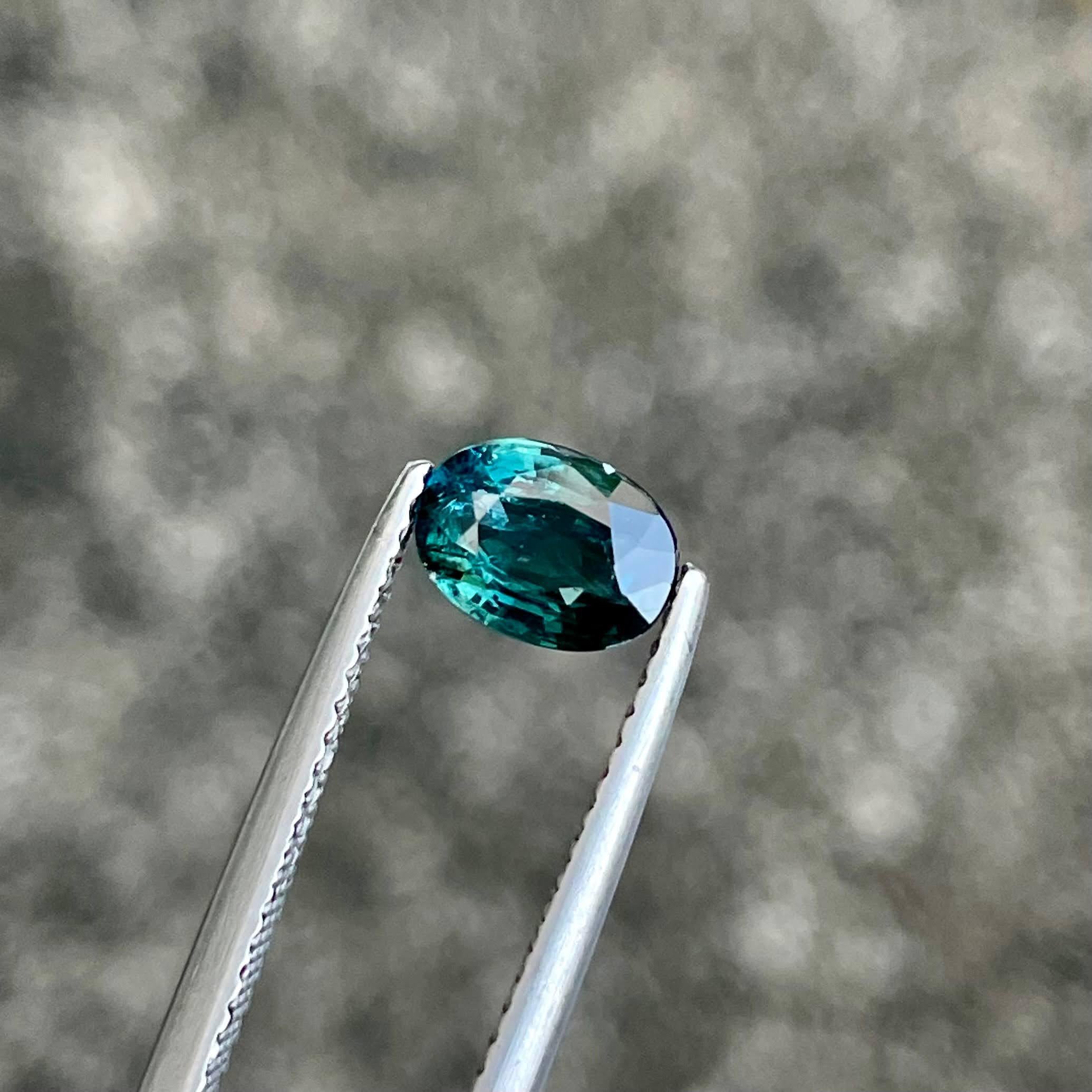 1,06 Karat Teal Blauer Saphir Stein Ovalschliff Madagaskar's Edelstein (Moderne) im Angebot
