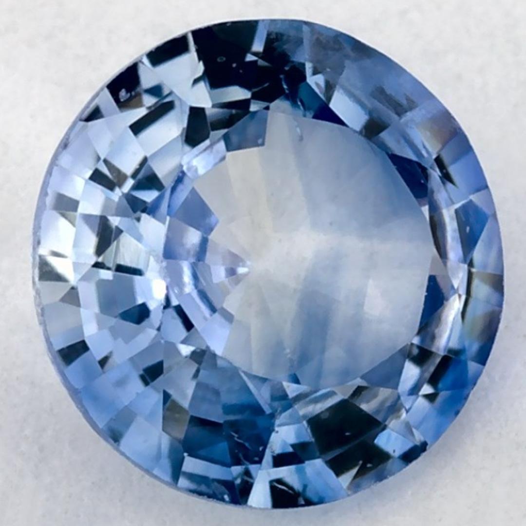 Ce saphir bleu naturel offre élégance et sophistication. Avec sa riche saturation de couleurs et sa coupe précise, il constitue la pièce maîtresse parfaite pour une bague de fiançailles ou une conception de bijoux de luxe.

Ce saphir provient du Sri