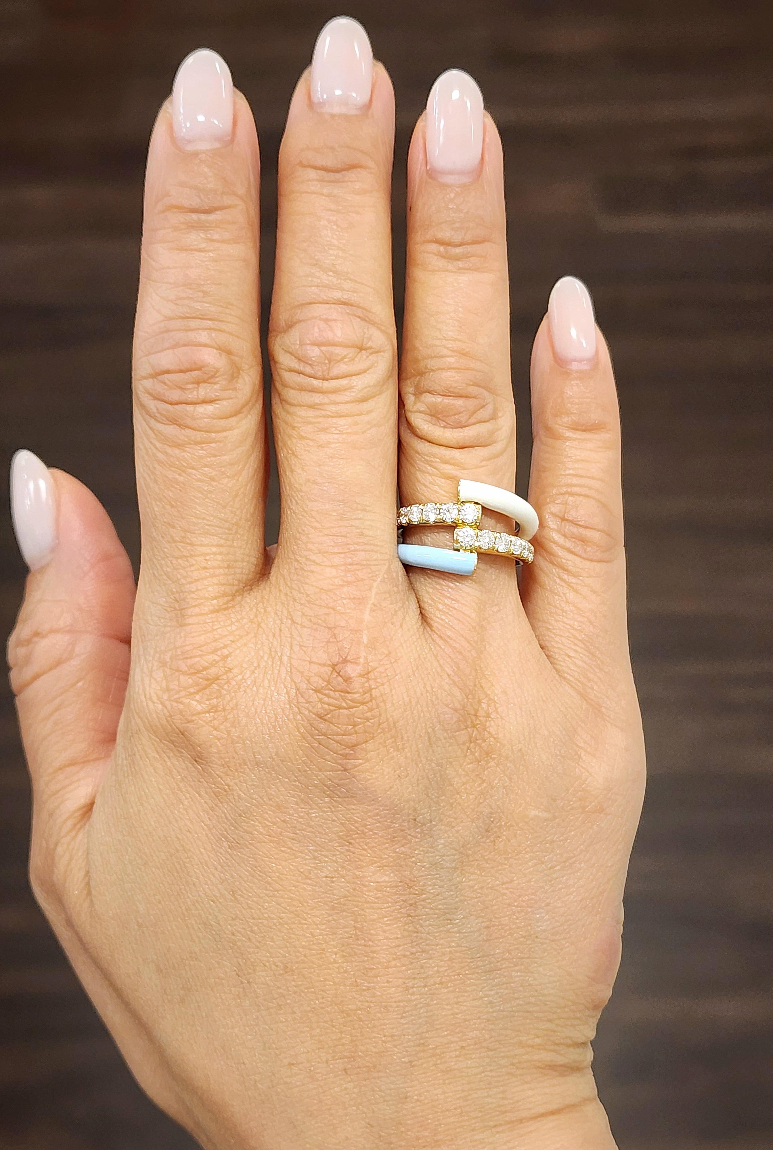 Dieser moderne Modering zeichnet sich durch ein einzigartiges Zweiband-Design mit einer auffälligen Kombination von Materialien aus. Das obere Band ist mit runden weißen Diamanten von insgesamt 1,06 Karat besetzt, die in der Farbe mit F/G und in der