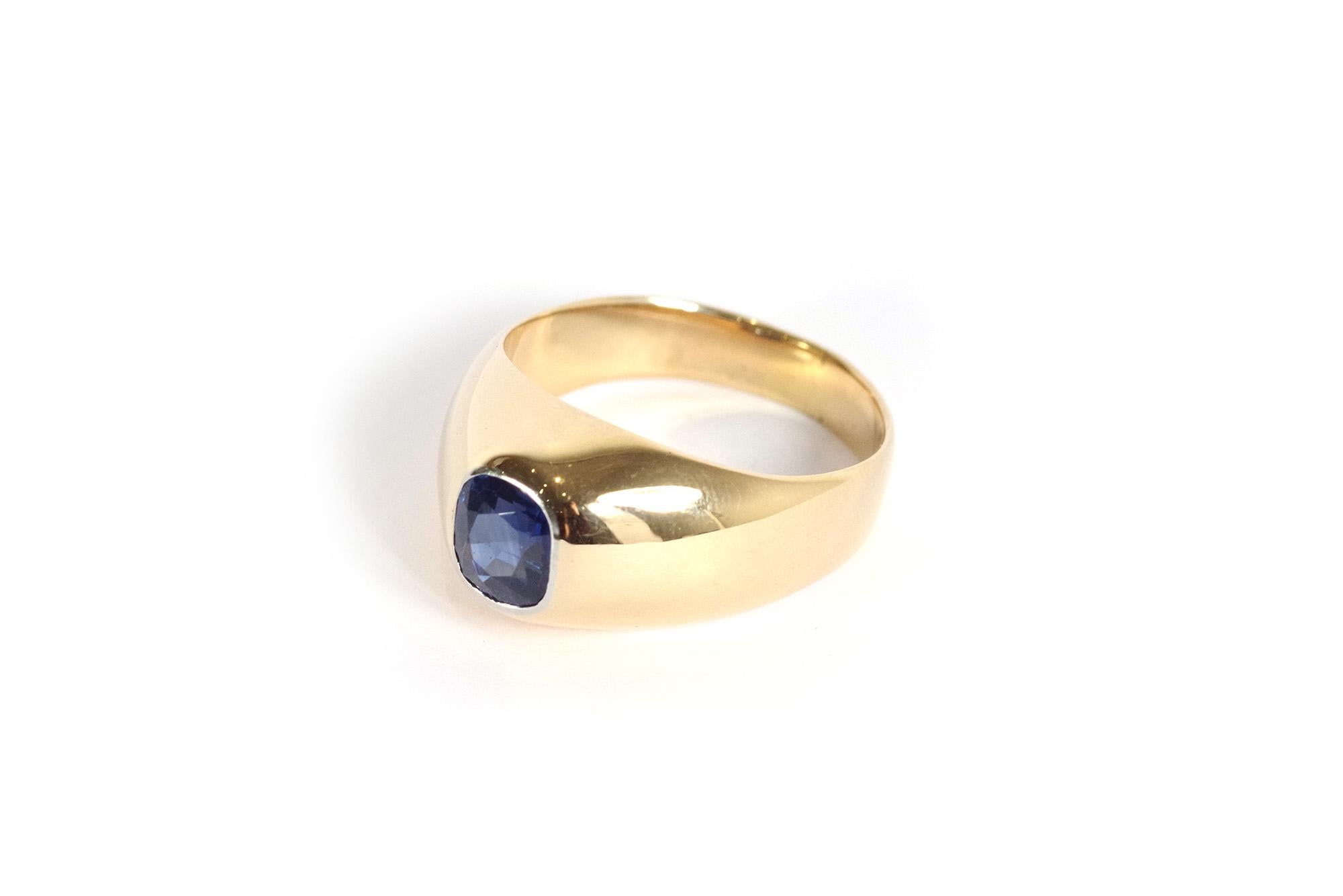 Ring mit Saphirband aus 18 Karat Gelbgold. Mit einem wunderschönen königsblauen Saphir im Kissenschliff von ca. 1,06 Karat. Der Saphir hat intensive blaue Blitze. Vintage Ring, um 1950, Frankreich. 

Eulenpunze (französische Staatspunze für 18 Karat