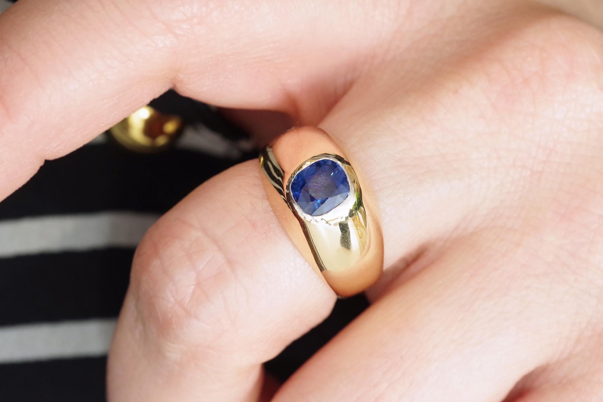 Ring mit 1,06 Karat natürlichem Saphir, 18 Karat Gold, um 1950 im Angebot 1