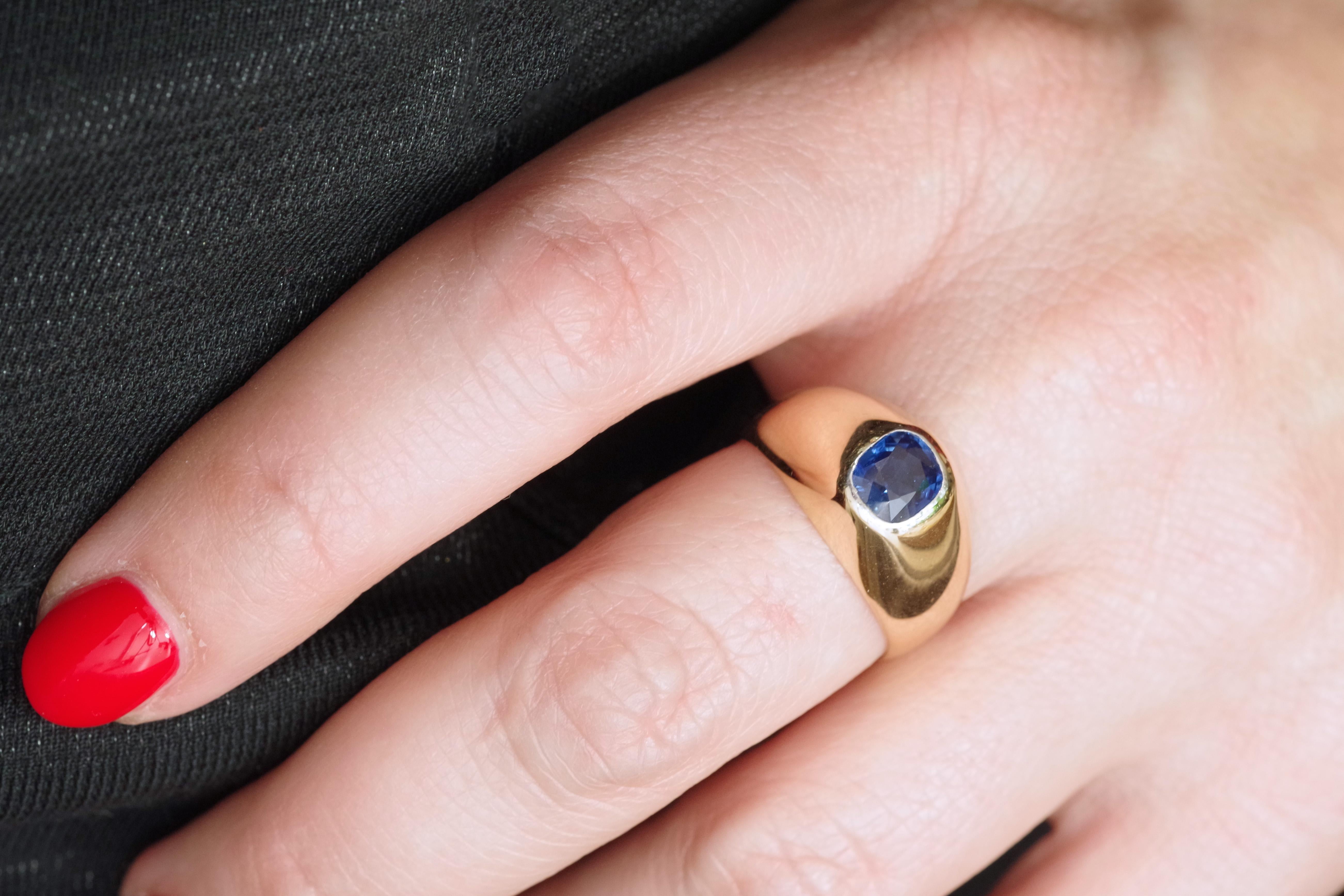 Ring mit 1,06 Karat natürlichem Saphir, 18 Karat Gold, um 1950 im Angebot 2