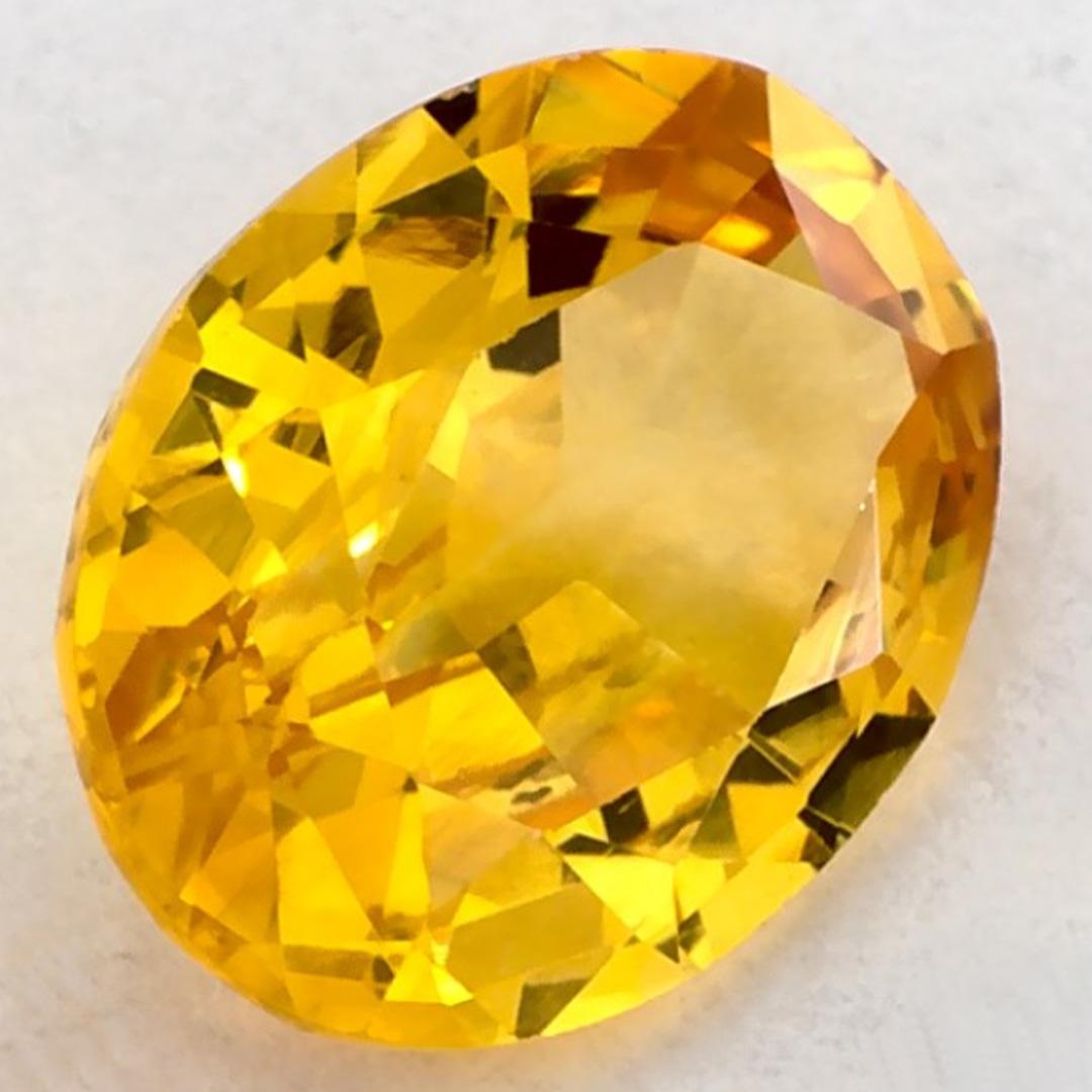 Questo zaffiro giallo naturale offre eleganza e raffinatezza. Con la sua ricca saturazione del colore e il taglio preciso, è il centro perfetto per un anello di fidanzamento o un design di gioielli di lusso.

Questo zaffiro proviene dallo Sri Lanka