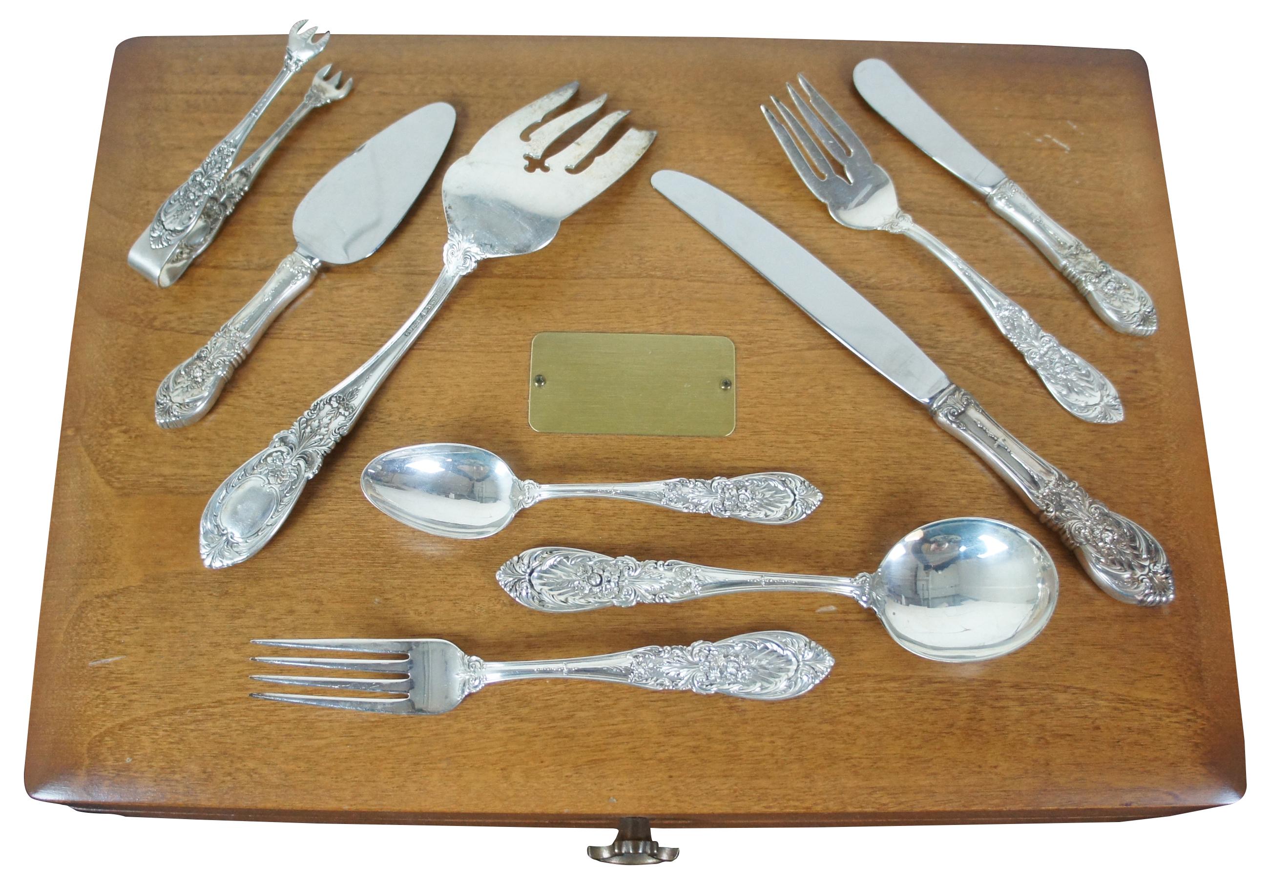 106 piece set of sterling silver flatware by International Silver Co in the Richelieu pattern (first produced in 1935) and wooden storage chest.

Measures: Chest - 16” x 11.5” x 3.5” / 18 table knives - 9.25” x 0.75” - 74.3 g / 12 spreaders -