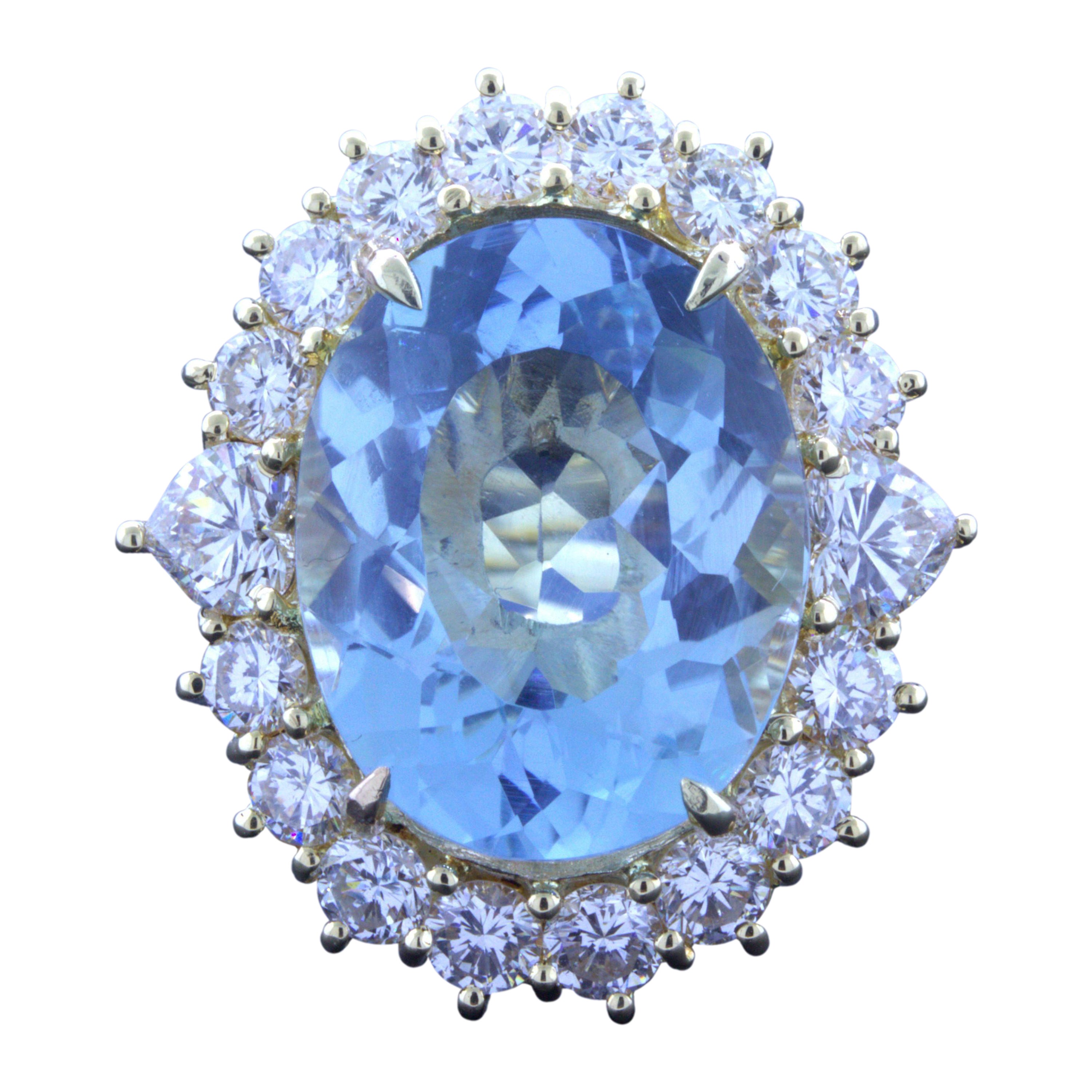 Bague cocktail en or jaune 18 carats avec aigue-marine de 10,60 carats et diamant halo en vente