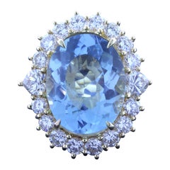 Bague cocktail en or jaune 18 carats avec aigue-marine de 10,60 carats et diamant halo
