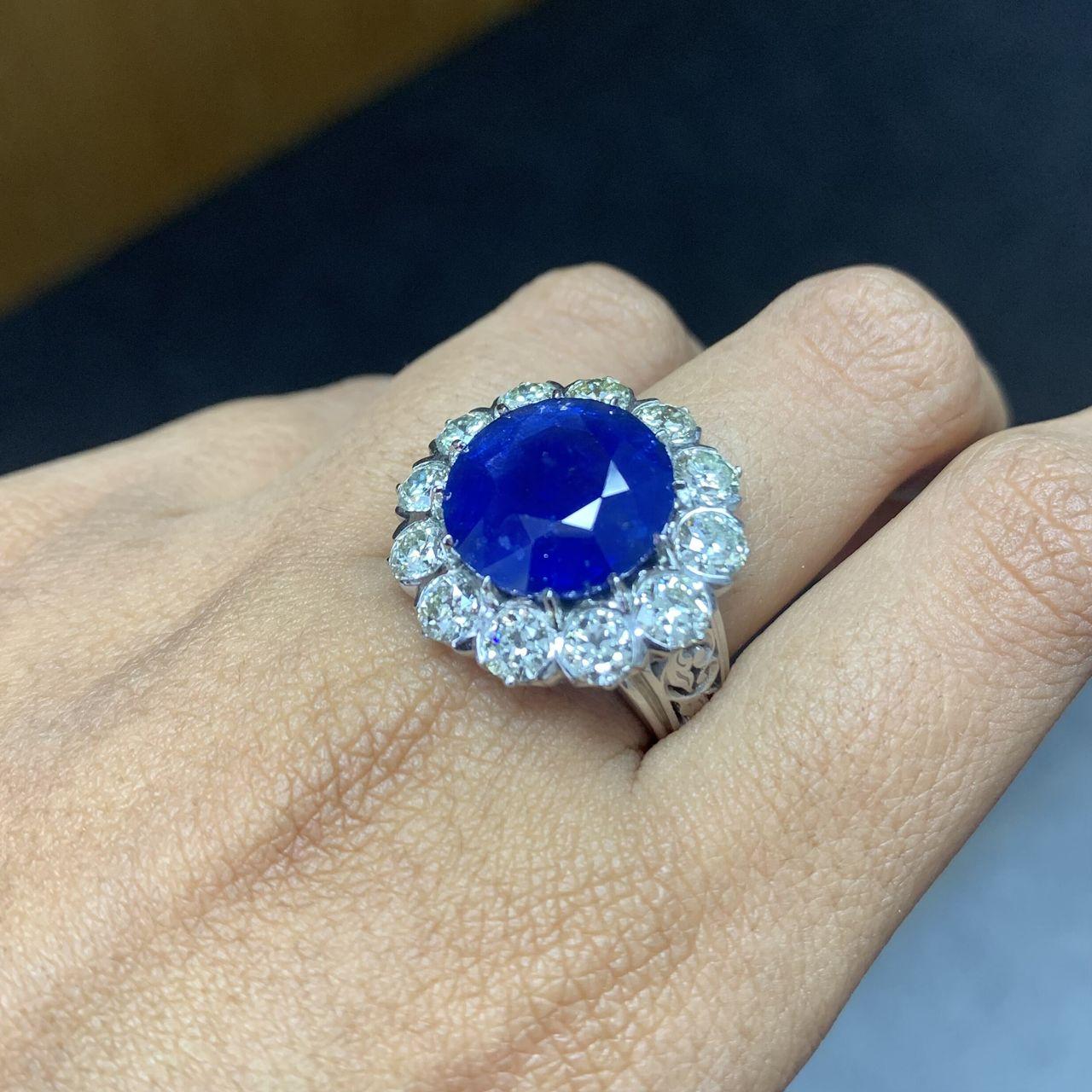 Admirez l'extraordinaire bague en saphir de Ceylan de 10,60 carats, ornée du charme intemporel des diamants taille ancienne, le tout serti dans l'opulence du platine 900. La pièce maîtresse de cette bague exquise est un saphir de Ceylan bleu bleu