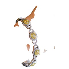 Armband mit 10,60 Karat gelben und weißen Diamanten im Ovalschliff, gefasst in 18 Karat Weißgold.
