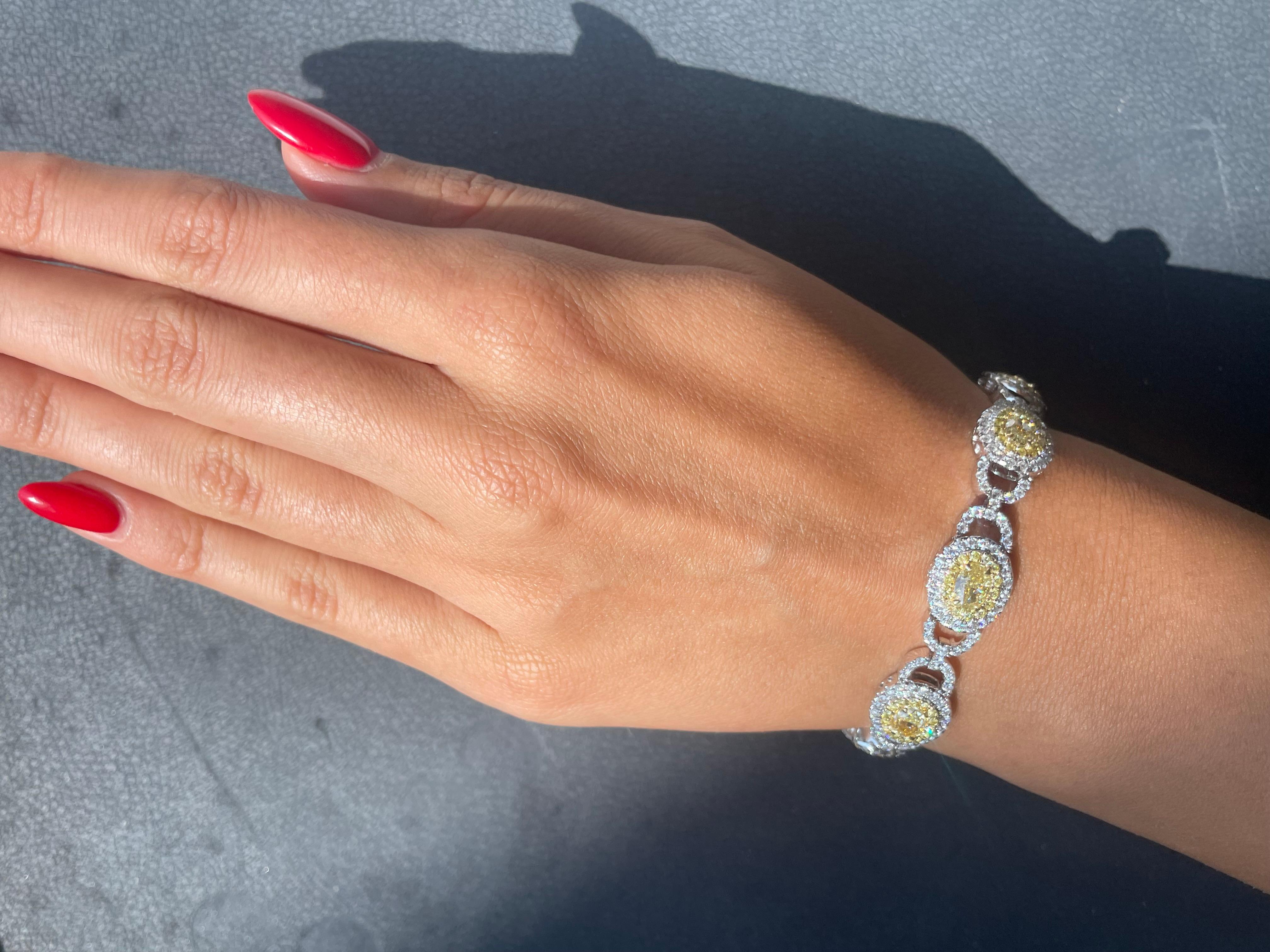 Taille ovale Bracelet de diamants jaunes et blancs de taille ovale de 10,60 carats, serti en or blanc 18 carats. en vente