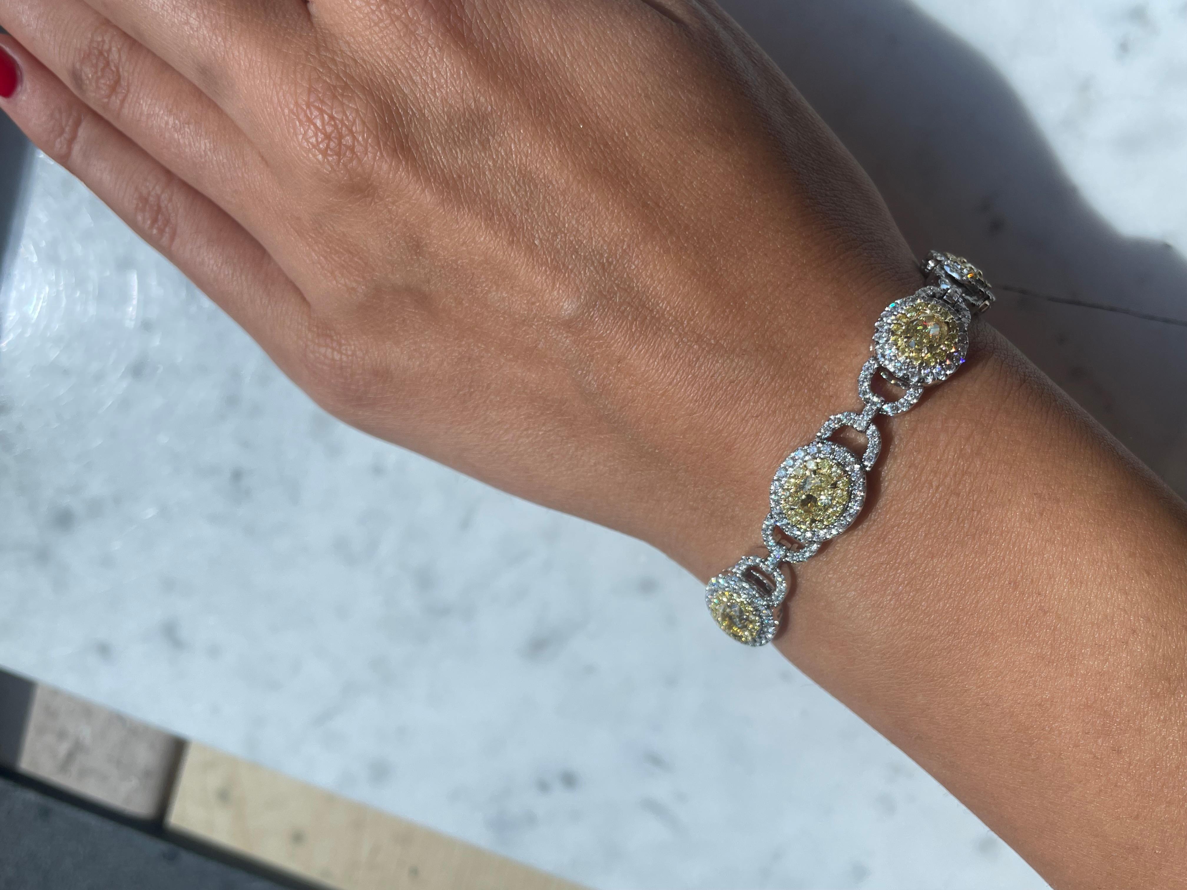 Bracelet de diamants jaunes et blancs de taille ovale de 10,60 carats, serti en or blanc 18 carats. Neuf - En vente à New York, NY