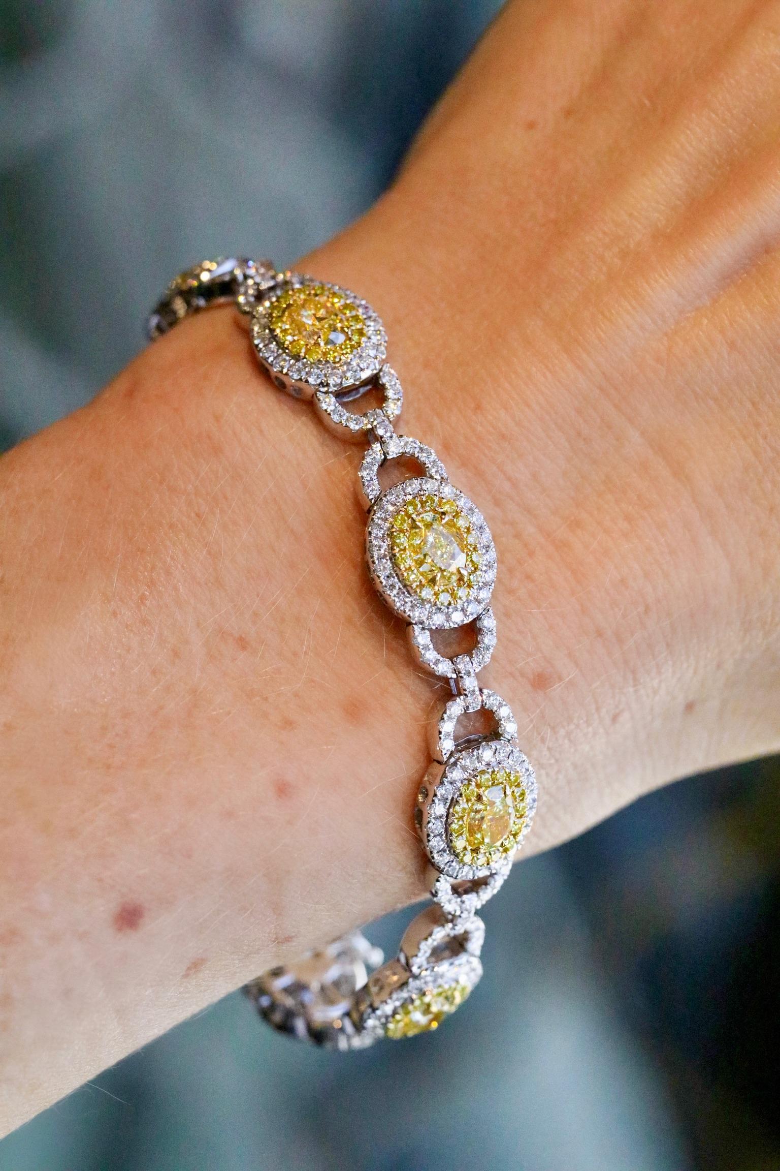 Bracelet de diamants jaunes et blancs de taille ovale de 10,60 carats, serti en or blanc 18 carats. Unisexe en vente
