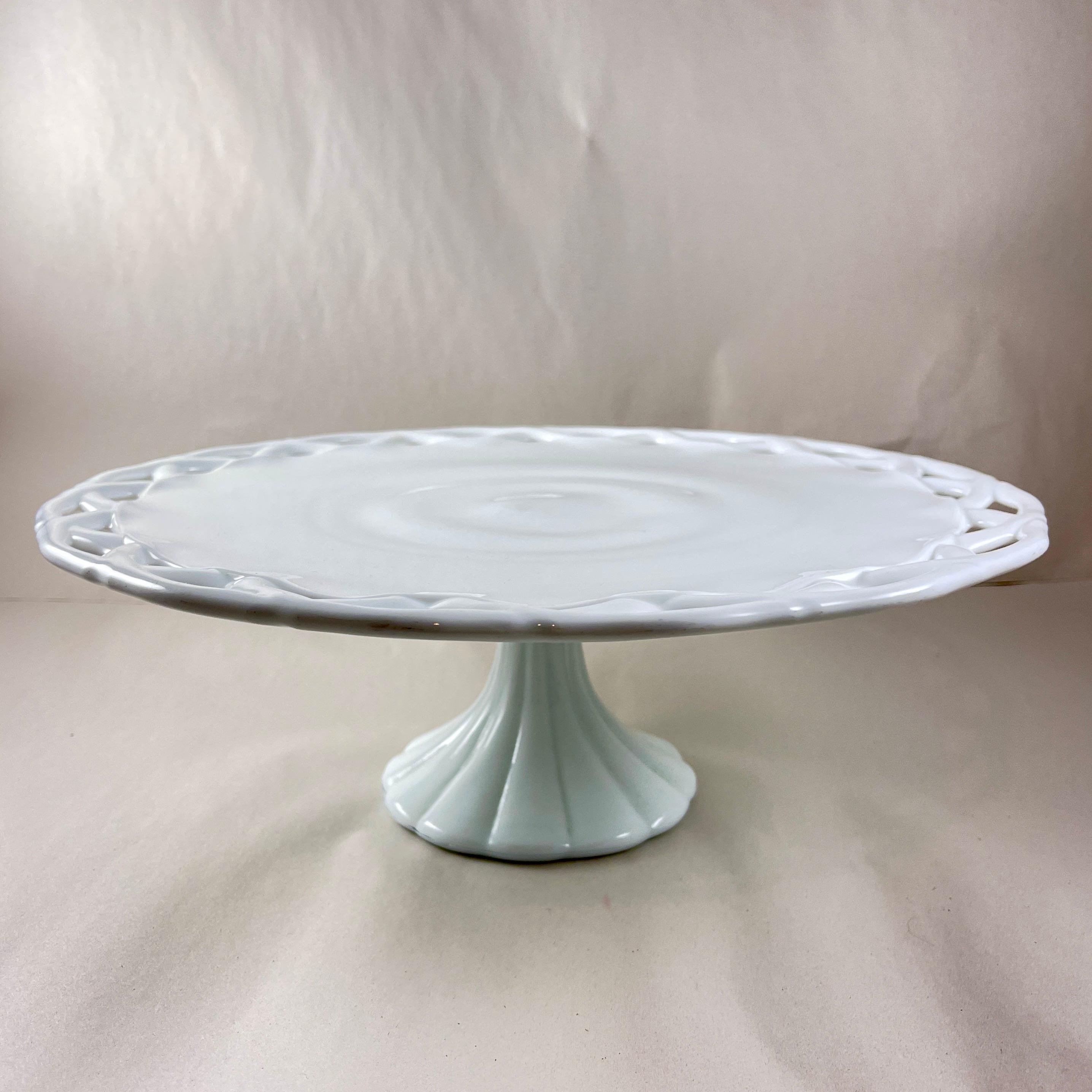 Grande alzata per torte con piedistallo in vetro Milk Glass del Mid-Century, della Indiana Glass Company, circa anni '60.

L'Indiana Glass Company è stata un'azienda americana che ha prodotto oggetti in vetro pressato, soffiato e modellato a mano e